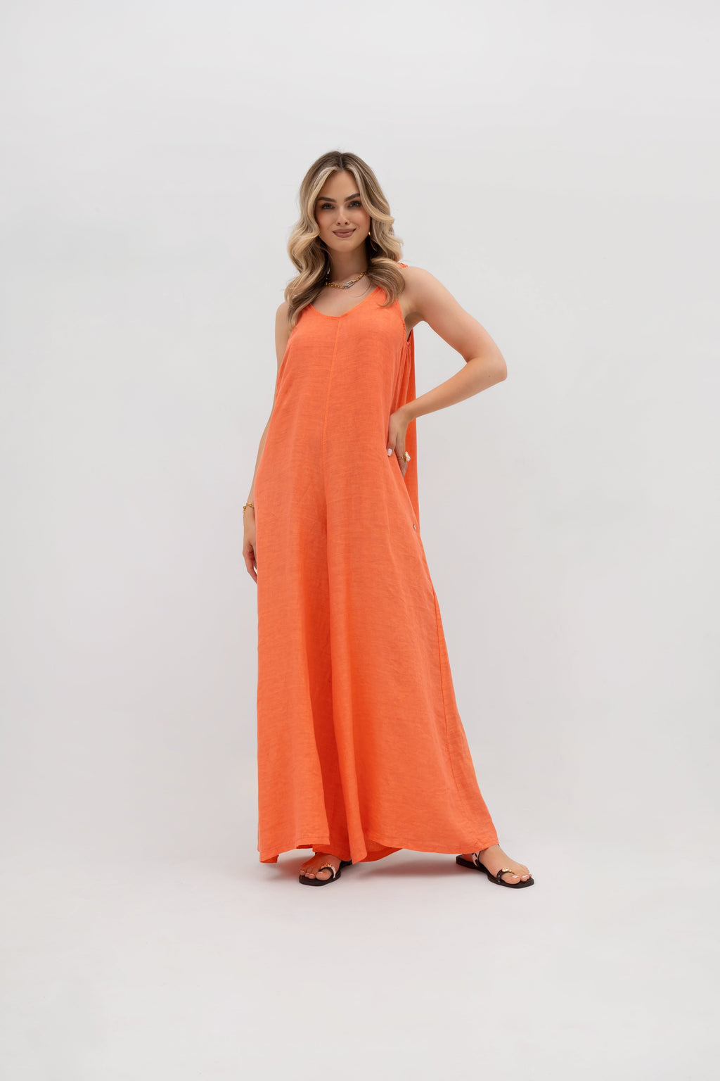 Lekki, pomarańczowy kombinezon z regulowanymi ramiączkami i luźnym krojem idealny na letnie dni | Bastet | Spironik.pl
