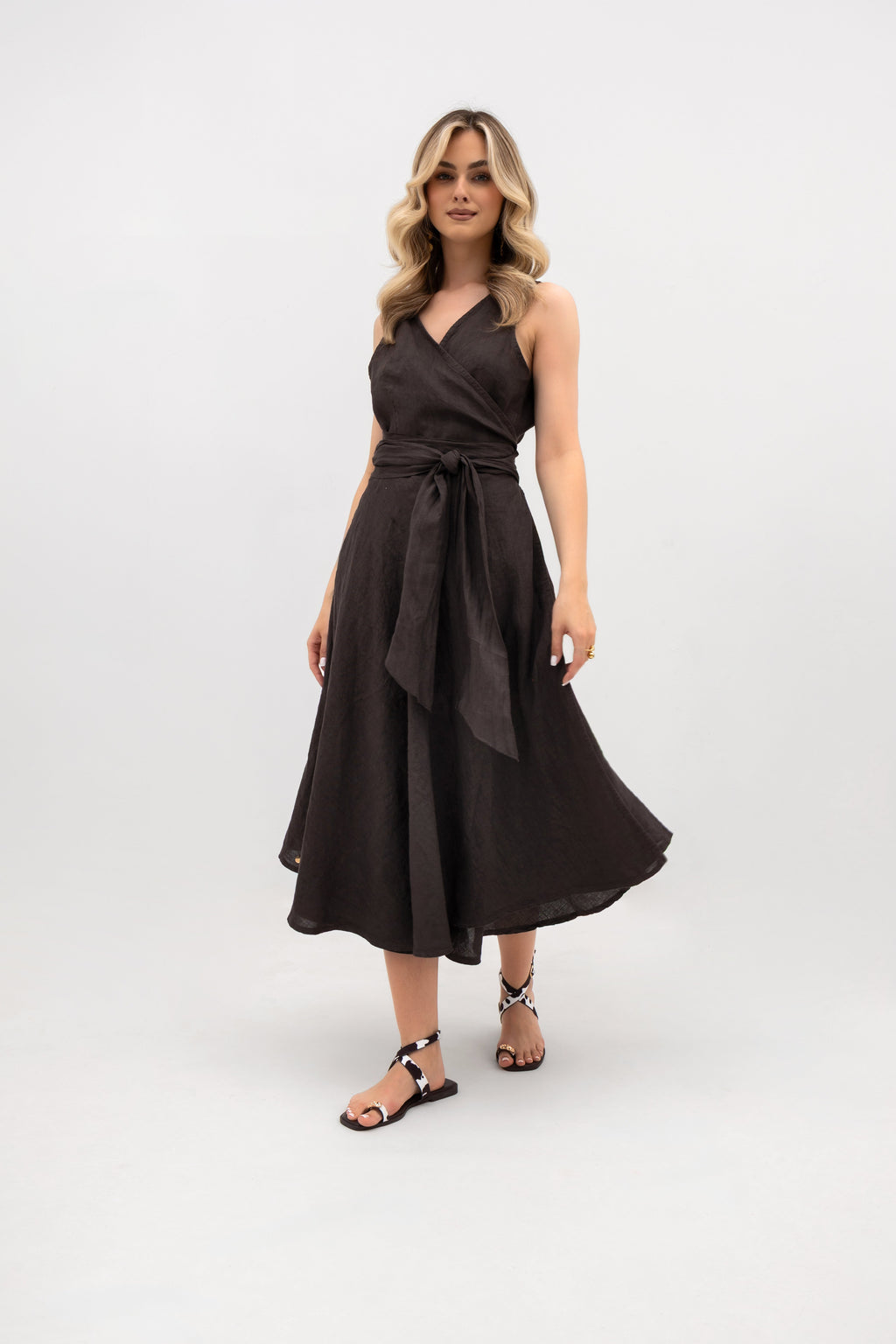 Klasyczna sukienka midi z lnu w głębokim brązowym odcieniu, idealna na letnie wyjścia i wakacyjne kolacje | Bastet | Spironik.pl