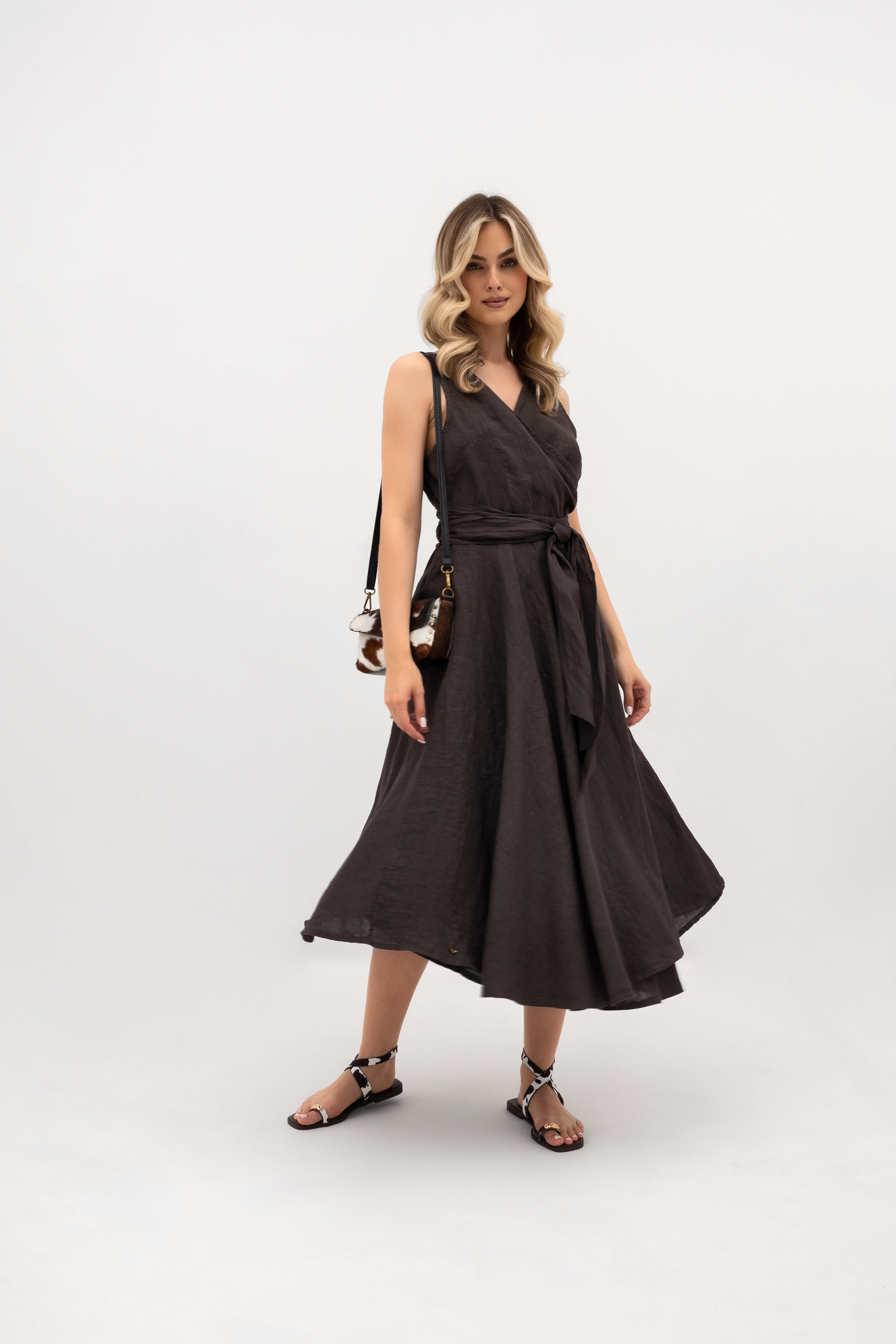 Lniana sukienka kopertowa midi w brązowym kolorze z wiązaniem w talii i rozkloszowanym dołem w kształcie litery A | Bastet | Spironik.pl