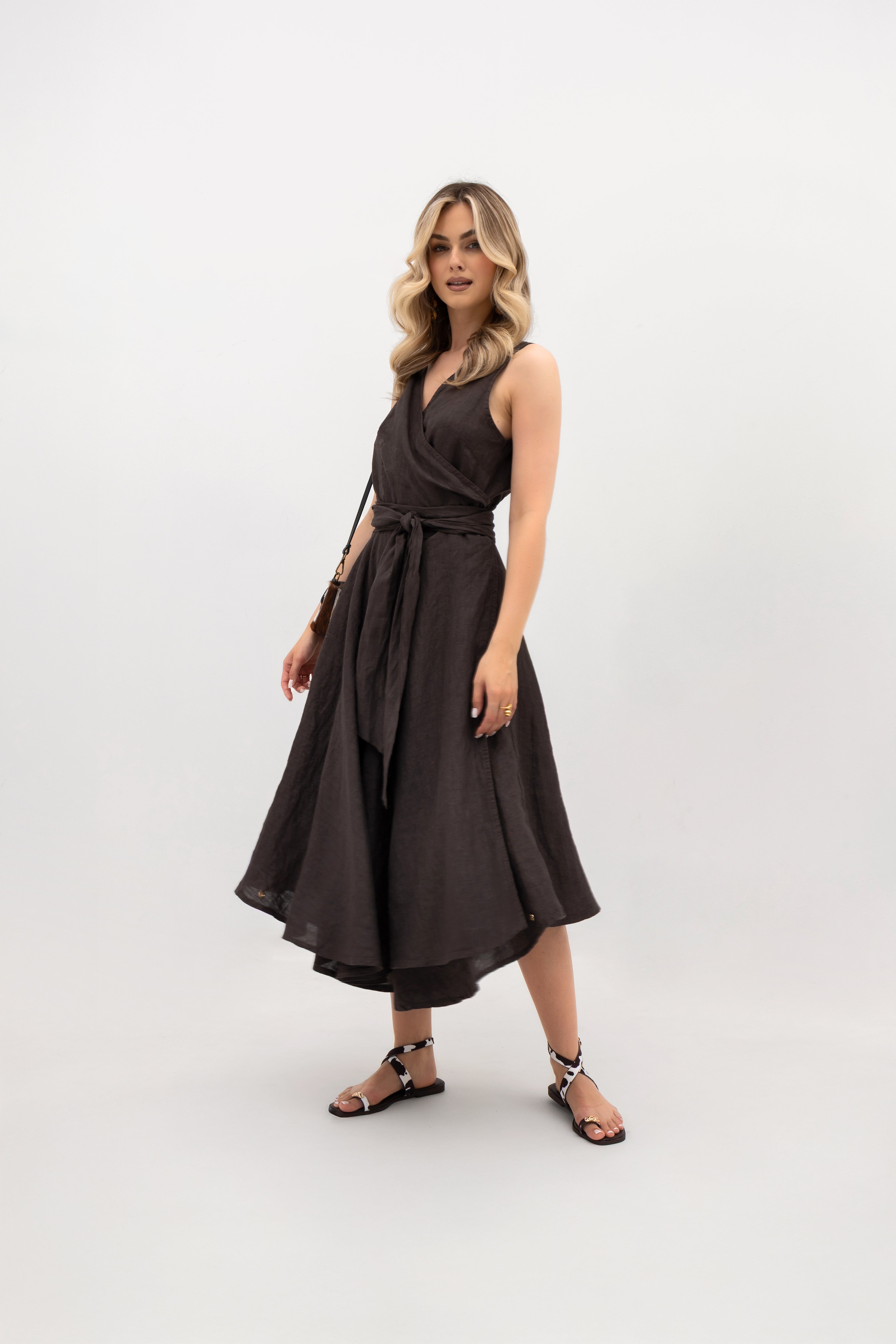 Elegancka lniana sukienka midi z kopertowym przodem i zaszewkami na biuście, dostępna w kolorze czekoladowym | Bastet | Spironik.pl