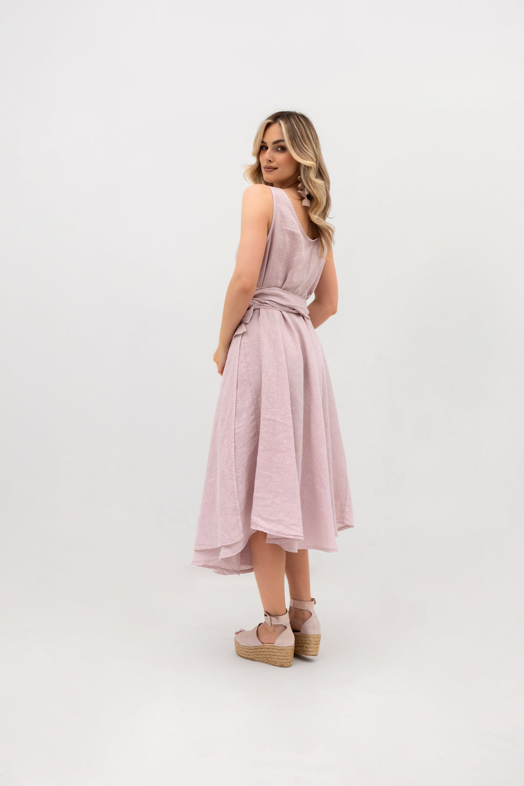 Elegancka lniana sukienka o długości midi z kopertowym przodem i zaszewkami na biuście w kolorze różowym | Bastet | Spironik.pl