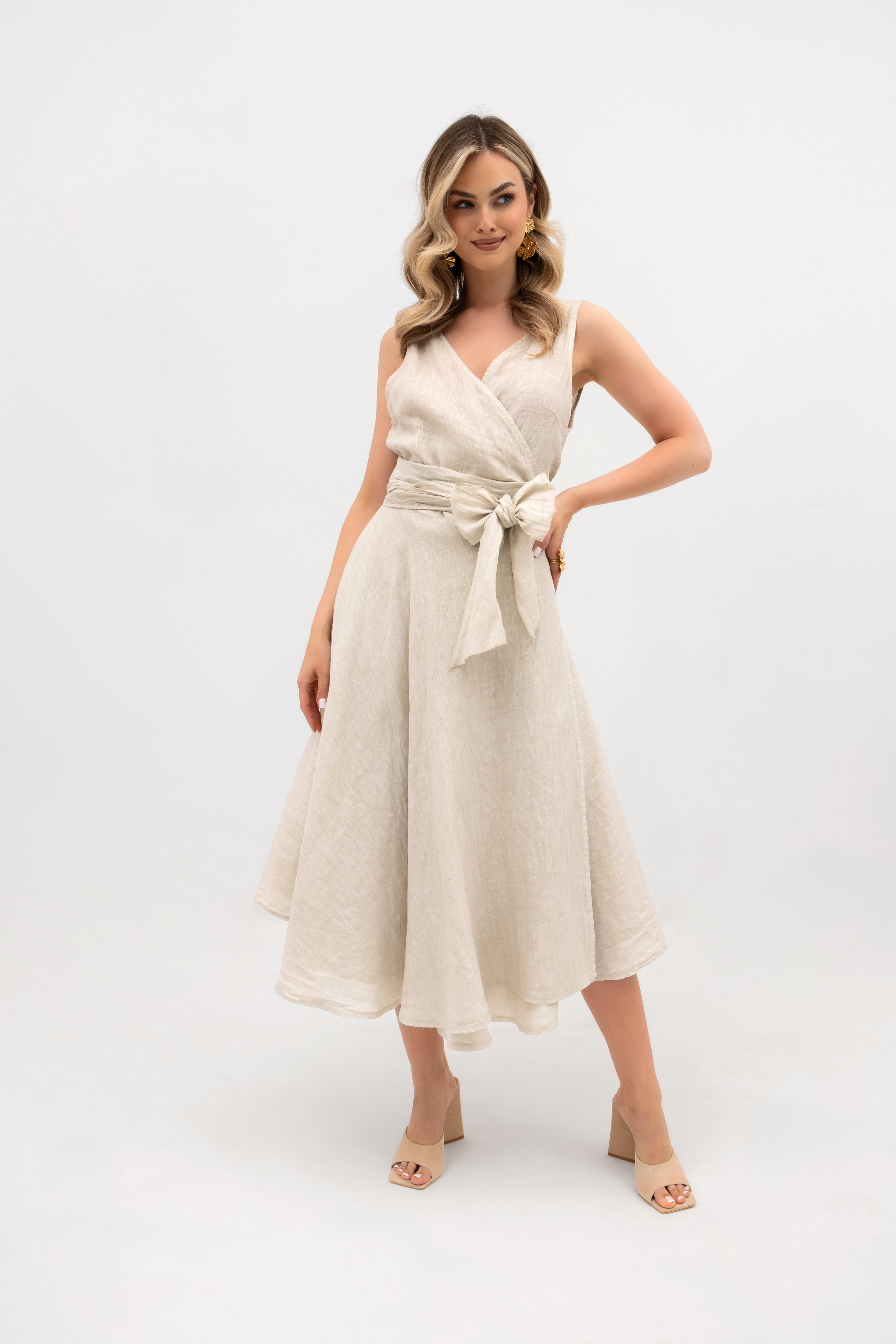 Stylowa sukienka midi w odcieniu jasnego beżu, z dekoltem i zaszewkami na biuście, doskonała na wakacje | Bastet | Spironik.pl