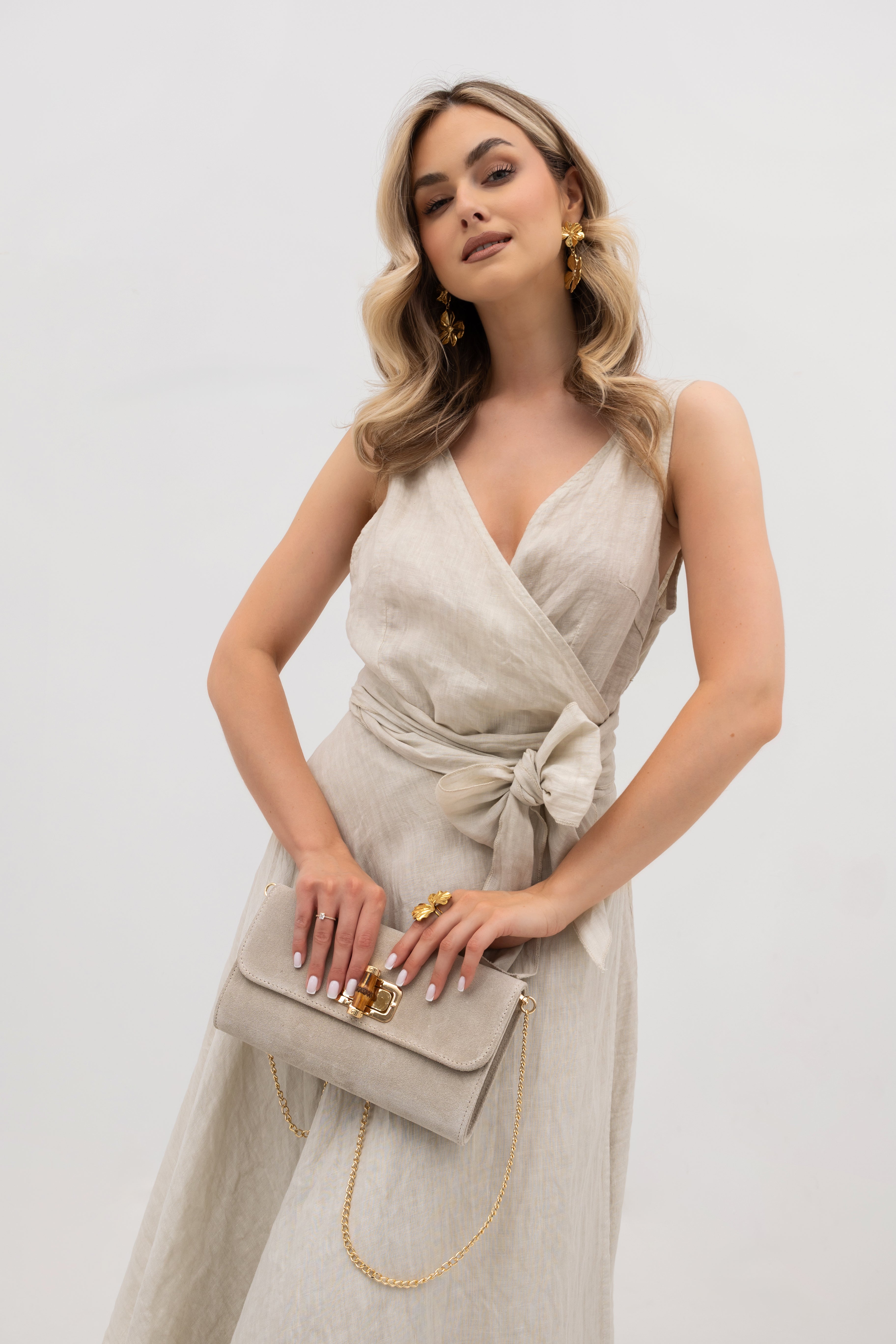 Elegancka lniana sukienka kopertowa midi z wiązaniem, podkreślająca sylwetkę i zapewniająca komfort | Bastet | Spironik.pl