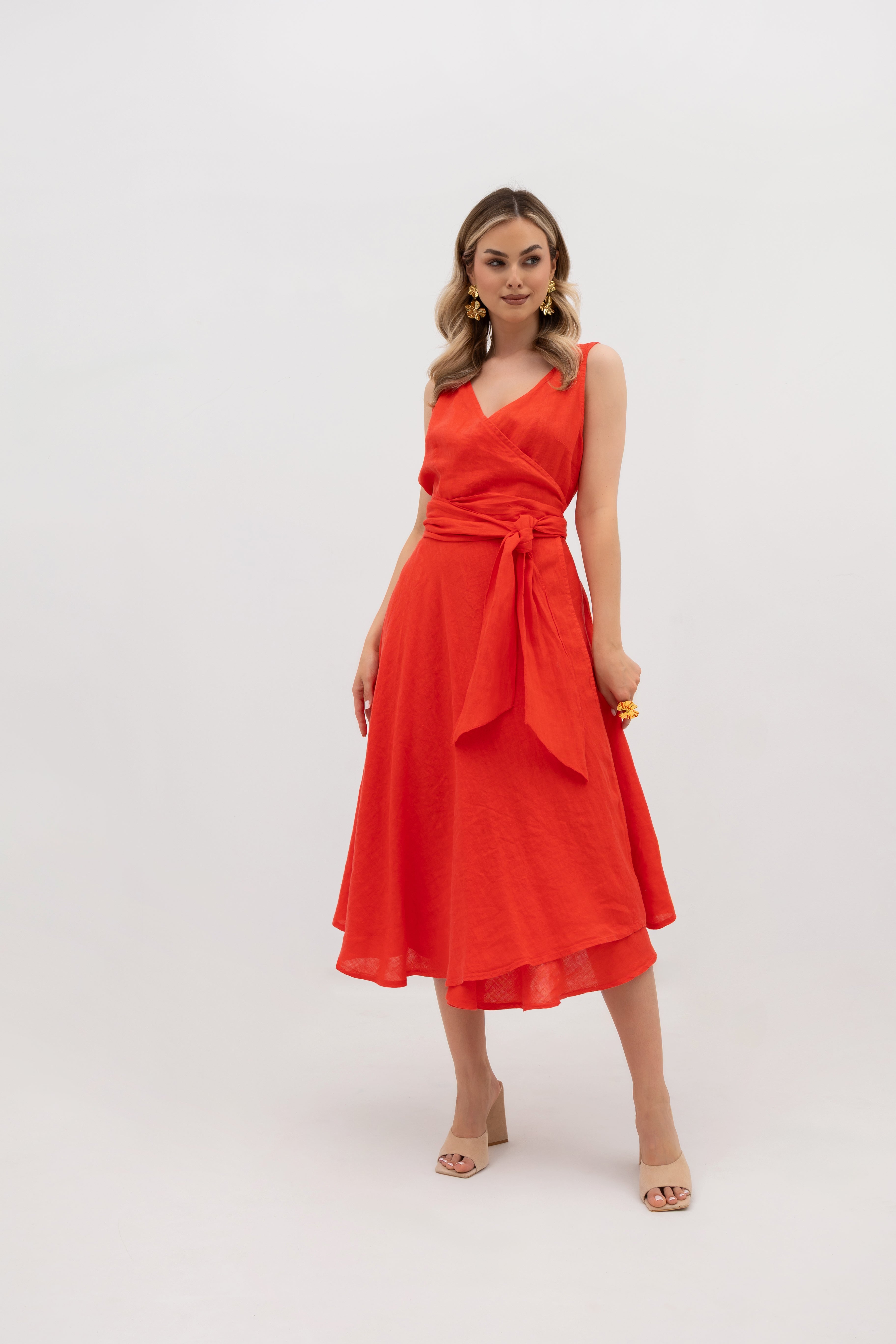 Lniana sukienka kopertowa midi w kolorze koralowym z wiązaniem w talii i rozkloszowanym dołem w kształcie litery A | Bastet | Spironik.pl