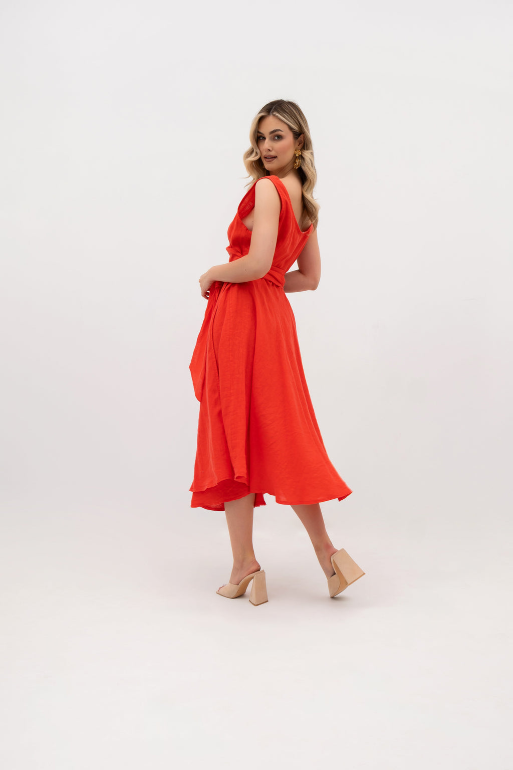 Stylowa lniana sukienka kopertowa midi w koralowym kolorze, podkreślająca sylwetkę i zapewniająca komfort noszenia | Bastet | Spironik.pl
