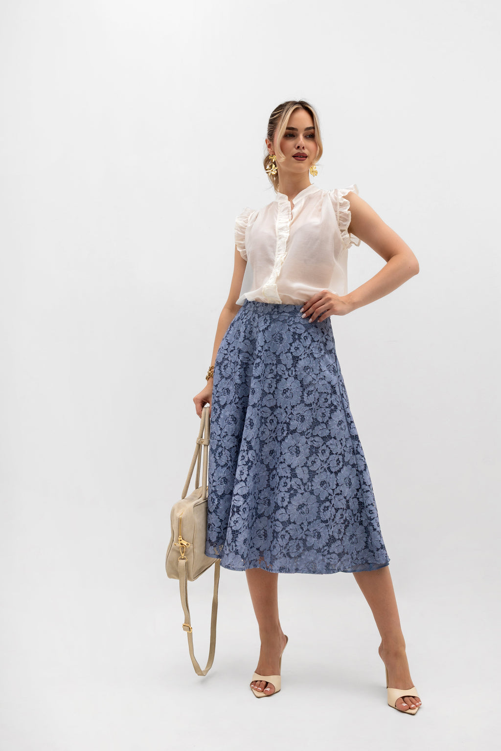 Elegancka bluzka z tencelu z falbankami i stójką, doskonała do stylizacji na co dzień | Bastet | Spironik.pl