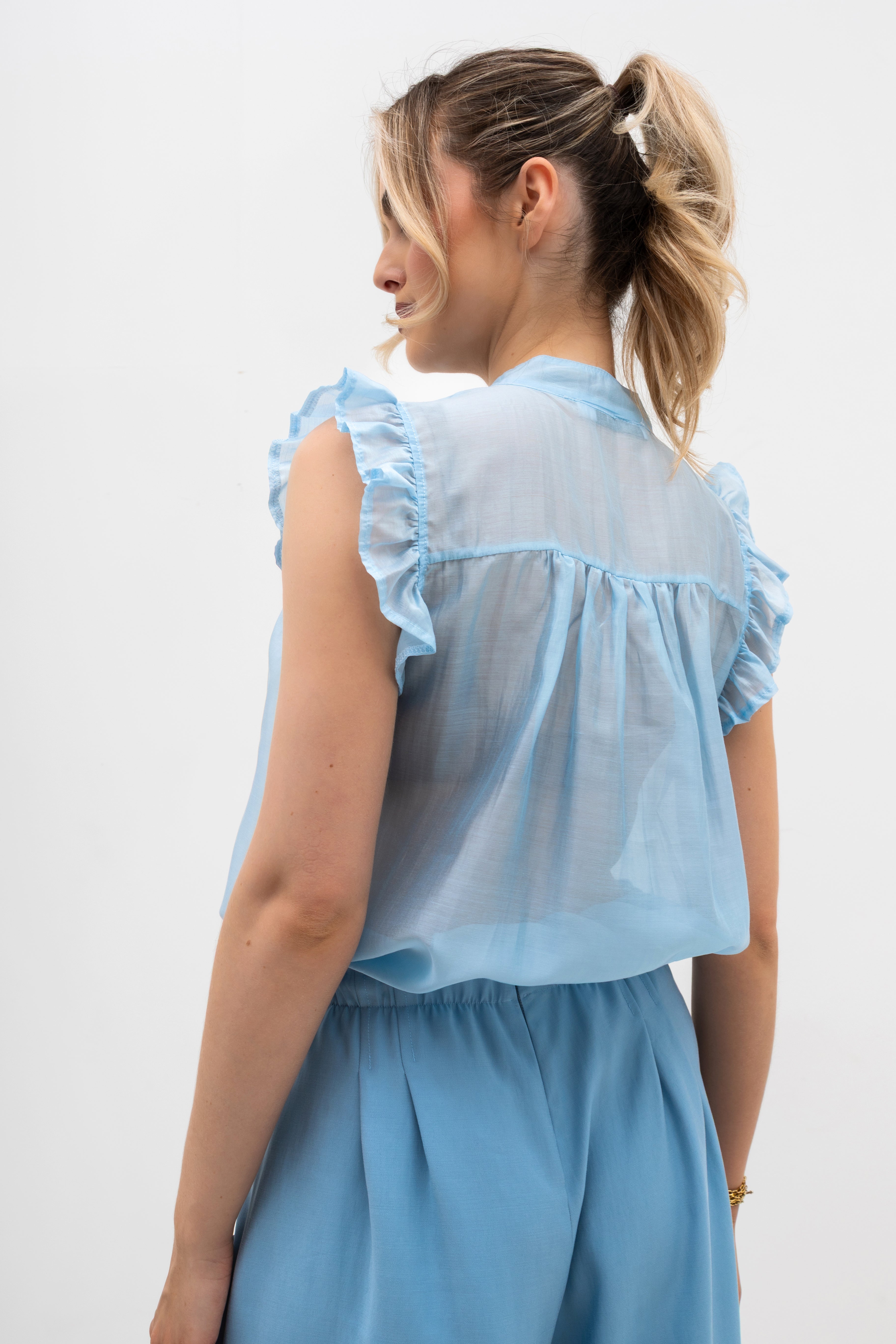 Romantyczna bluzka z tencelu, z falbankami i stójką, w odcieniu błękitnym | Bastet | Spironik.pl