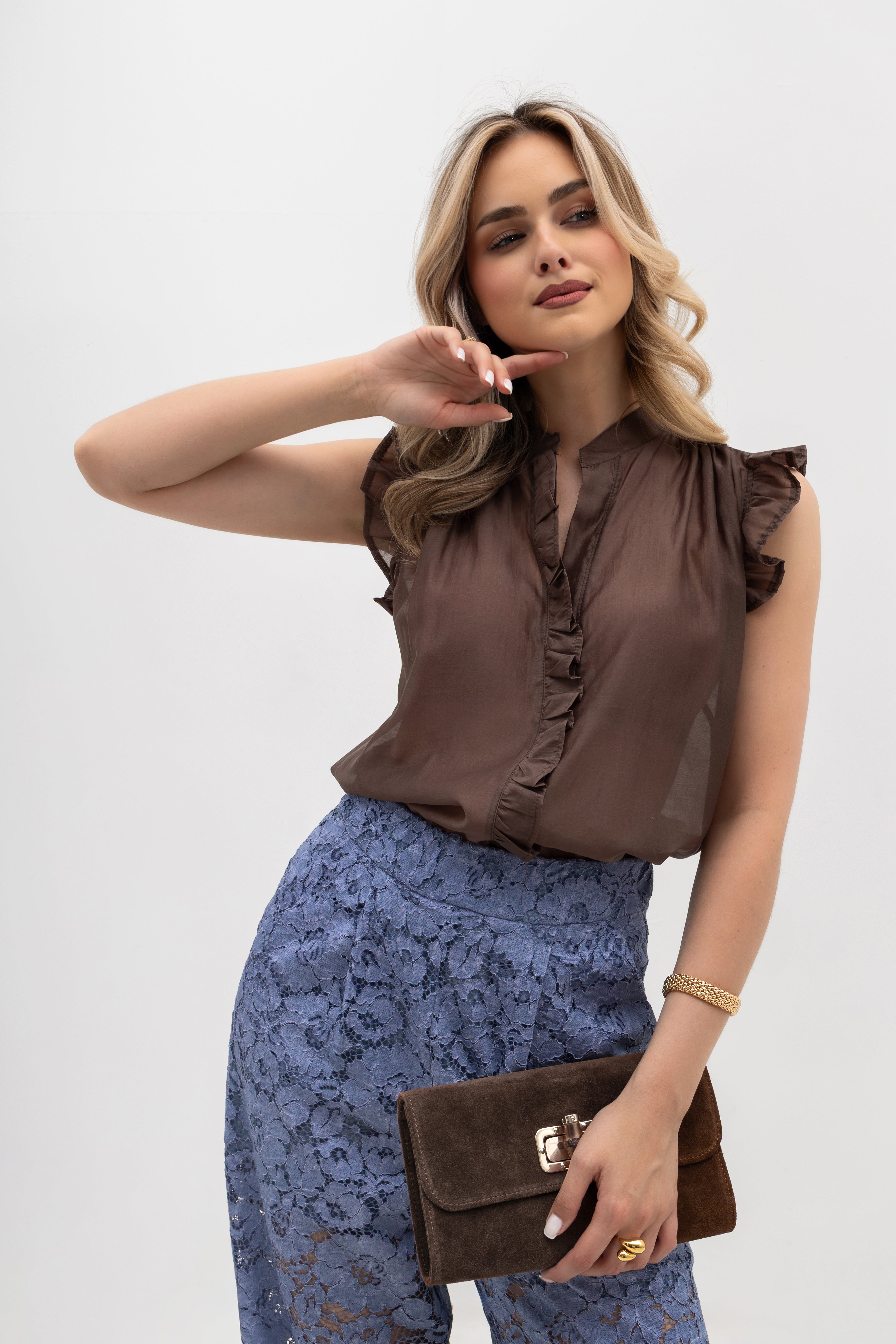 Brązowa bluzka bez rękawów z falbankami i stójką, idealna na letnie dni | Bastet | Spironik.pl