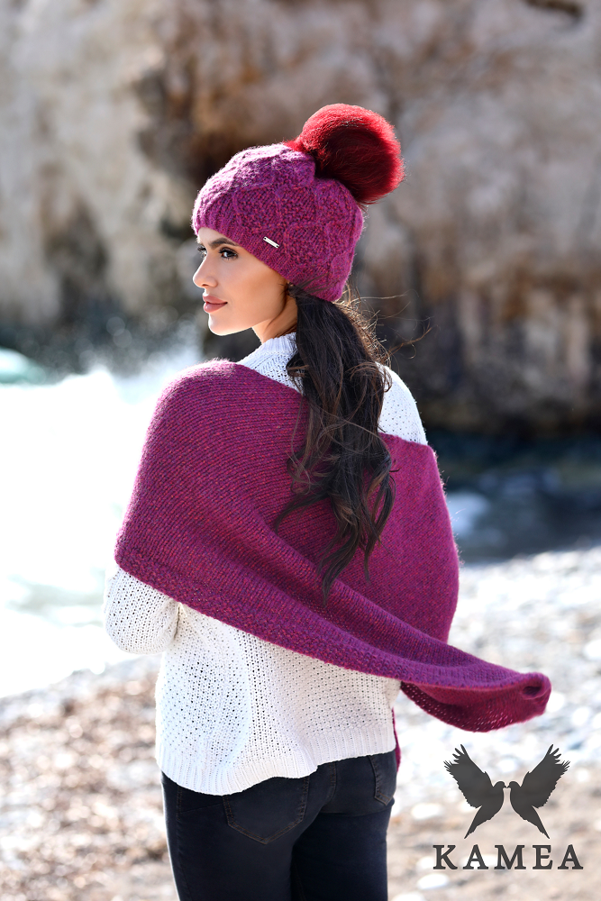 Čepice, Model: Frezja, Barva: malinová, Složení materiálu: 44% Bavlna; 23% Poliakryl; 12% Vlna; 11% Merino Vlna; 10% Alpaka, Určení: Podzim/Zima, Velikost: Univerzální (54-60) (Čepice, fotografie 2)