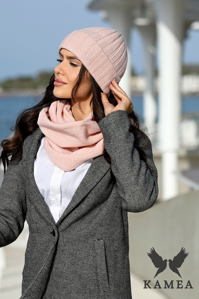 Komplet (Czapka+ Komin), Model: Tahira-Komplet, Kolor: różowy, Skład materiału: 80% Wełna; 20% Poliamid, Rozmiar: Uniwersalny (54-60)