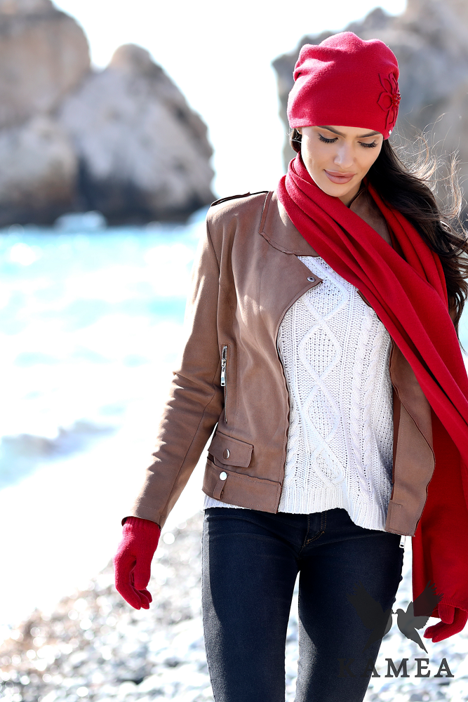 Dámská čepice, Model: Zafira, Barva: červená, Složení materiálu: 40% Akryl; 25% Viskóza; 20% Vlna; 15% Elastan, Určení: Podzim/Zima, Velikost: Univerzální (54-60) (Dámská čepice, foto 2)