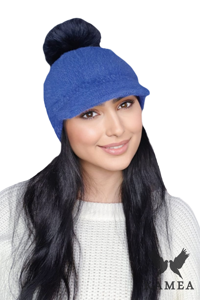 Detal czapki KORYNA z puszystym pomponem, w kolorze granatowym, z uniwersalnym rozmiarem 54-60 | KAMEA | Spironik.pl