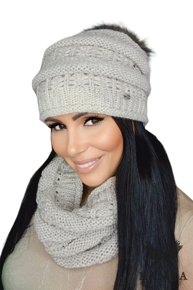 Komplet (Czapka + Komin), Model: Liana Komplet, Kolor: beżowy, Skład materiału: 40% Poliakryl; 30% Wełna; 20% Alpaka; 10% Poliamid, Przeznaczenie: Jesień/Zima, Wymiary(długość/szerokość): 48cm/33cm (Komplet (Czapka + Komin), zdjęcie 3)