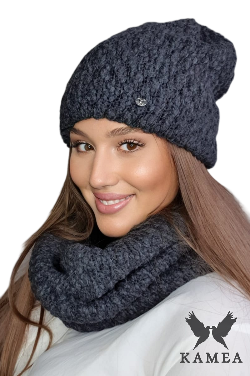 Komplet (Czapka + Komin), Model: Lamia-Komplet, Kolor: grafitowy, Skład materiału: 76% Wełna; 24 Poliamid, Przeznaczenie: Jesień/Zima, Wymiary(długość/szerokość): 30cm/38cm