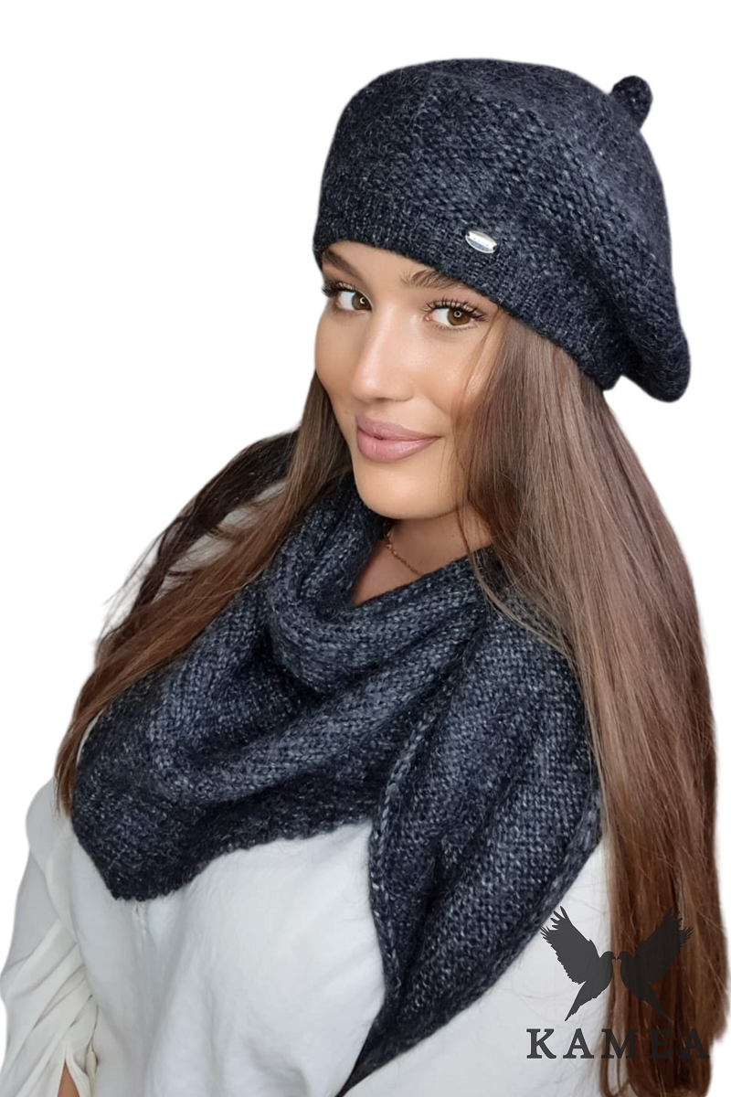 Beret Damski, Model: Ofelia, Kolor: grafitowy, Skład materiału: 30% Poliamid; 19% Poliester; 19% Merynos Wełna; 15% Wiskoza; 15% Kid Moher; 2% Lurex, Przeznaczenie: Jesień/Zima, Rozmiar: Uniwersalny (54-60)