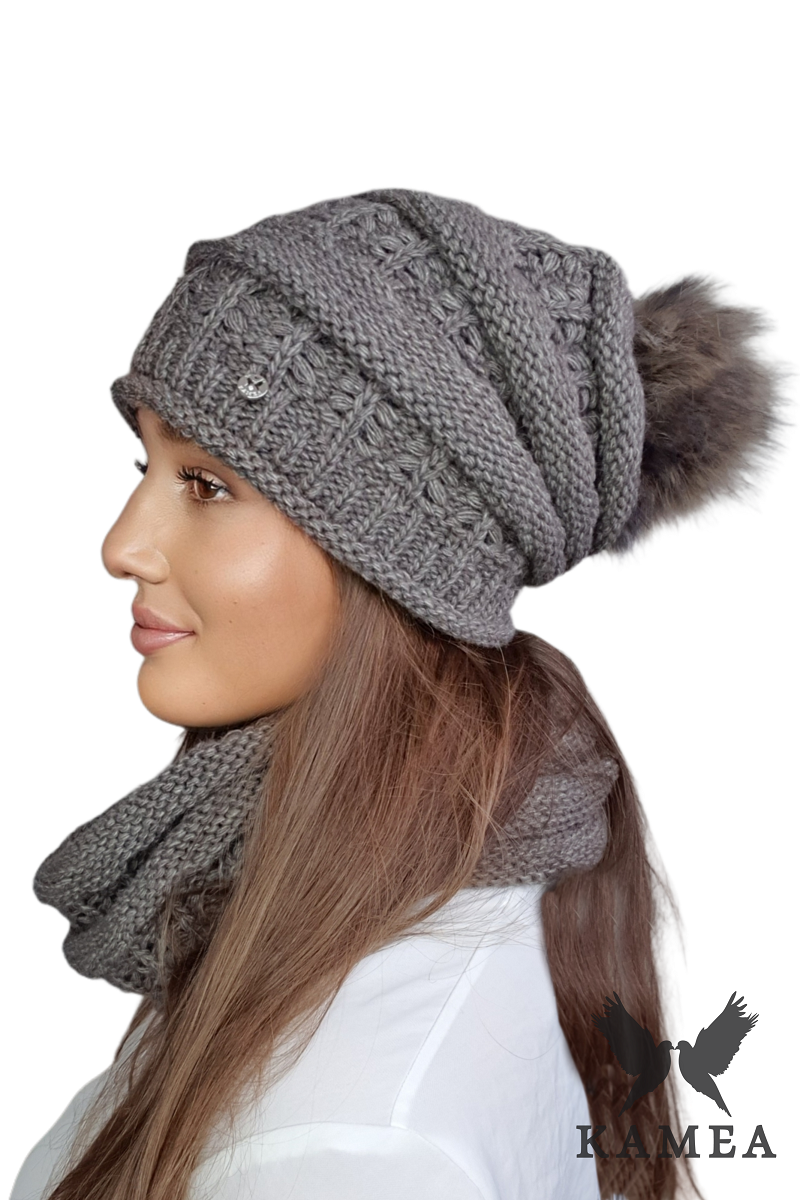 Komplet (Czapka + Komin), Model: Liana Komplet, Kolor: brązowy, Skład materiału: 40% Poliakryl; 30% Wełna; 20% Alpaka; 10% Poliamid, Przeznaczenie: Jesień/Zima, Wymiary(długość/szerokość): 48cm/33cm (Komplet (Czapka + Komin), zdjęcie 3)