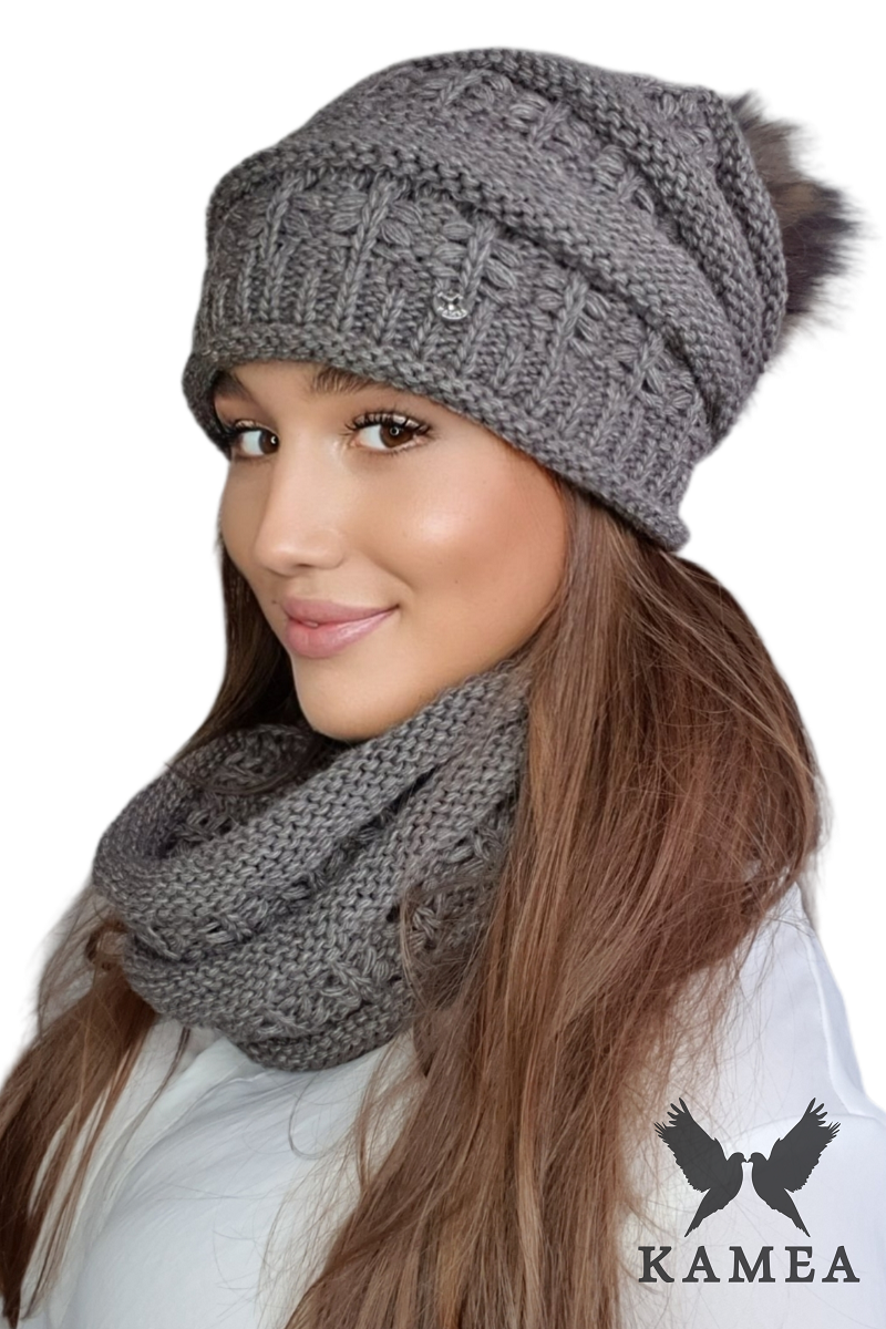 Komplet (Czapka + Komin), Model: Liana Komplet, Kolor: brązowy, Skład materiału: 40% Poliakryl; 30% Wełna; 20% Alpaka; 10% Poliamid, Przeznaczenie: Jesień/Zima, Wymiary(długość/szerokość): 48cm/33cm