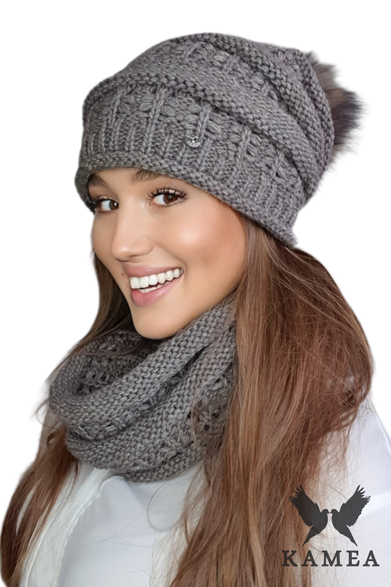 Komplet (Czapka + Komin), Model: Liana Komplet, Kolor: brązowy, Skład materiału: 40% Poliakryl; 30% Wełna; 20% Alpaka; 10% Poliamid, Przeznaczenie: Jesień/Zima, Wymiary(długość/szerokość): 48cm/33cm (Komplet (Czapka + Komin), zdjęcie 2)