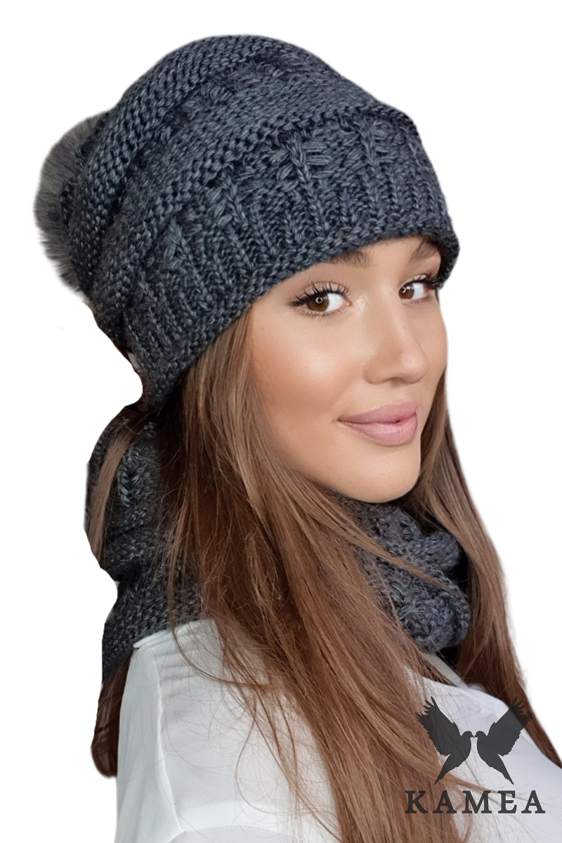 Komplet (Czapka + Komin), Model: Liana Komplet, Kolor: grafitowy, Skład materiału: 40% Poliakryl; 30% Wełna; 20% Alpaka; 10% Poliamid, Przeznaczenie: Jesień/Zima, Wymiary(długość/szerokość): 48cm/33cm