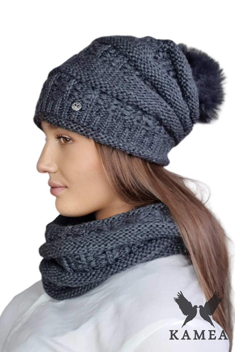 Komplet (Czapka + Komin), Model: Liana Komplet, Kolor: grafitowy, Skład materiału: 40% Poliakryl; 30% Wełna; 20% Alpaka; 10% Poliamid, Przeznaczenie: Jesień/Zima, Wymiary(długość/szerokość): 48cm/33cm (Komplet (Czapka + Komin), zdjęcie 2)