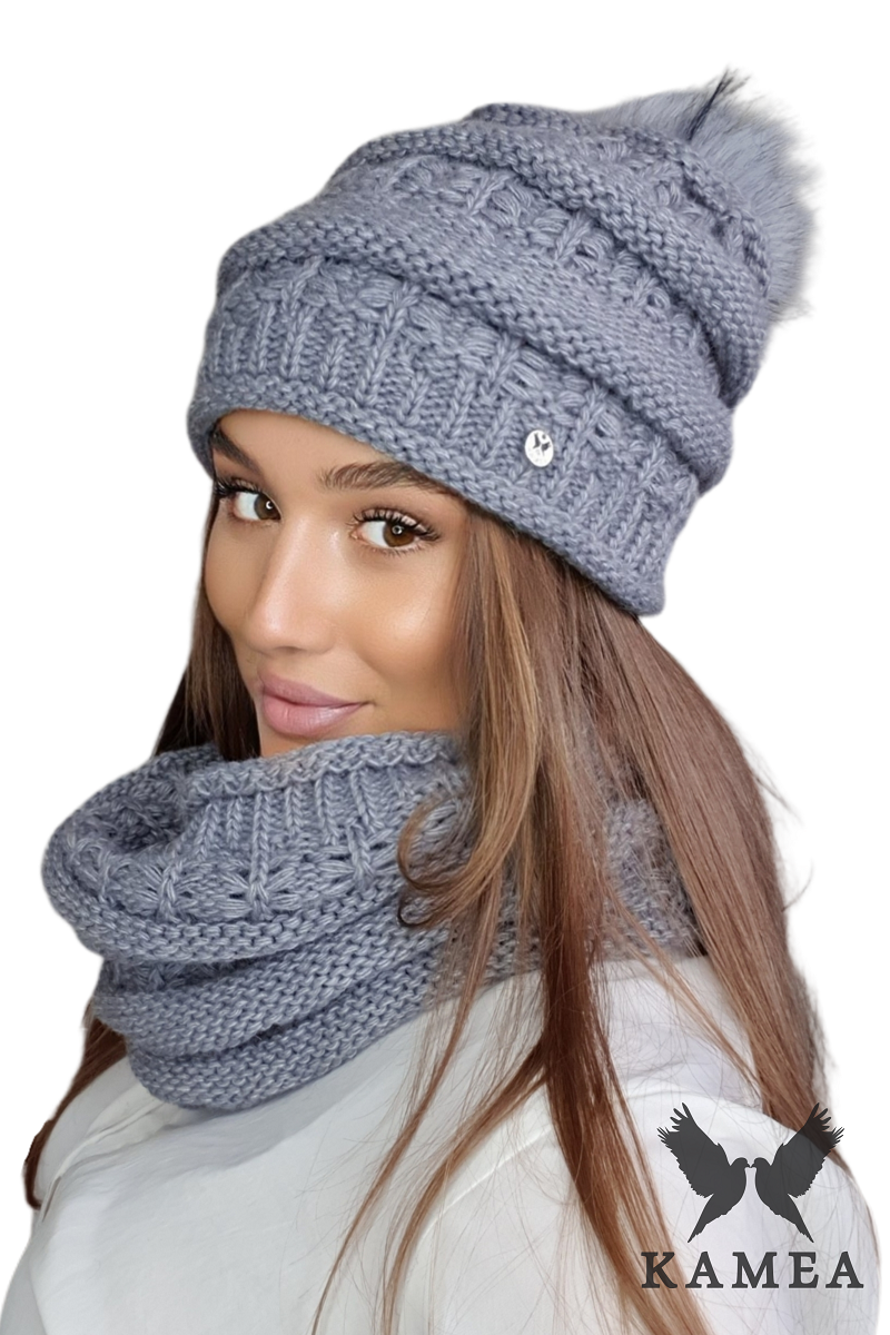 Komplet (Czapka + Komin), Model: Liana Komplet, Kolor: szary, Skład materiału: 40% Poliakryl; 30% Wełna; 20% Alpaka; 10% Poliamid, Przeznaczenie: Jesień/Zima, Wymiary(długość/szerokość): 48cm/33cm (Komplet (Czapka + Komin), zdjęcie 2)