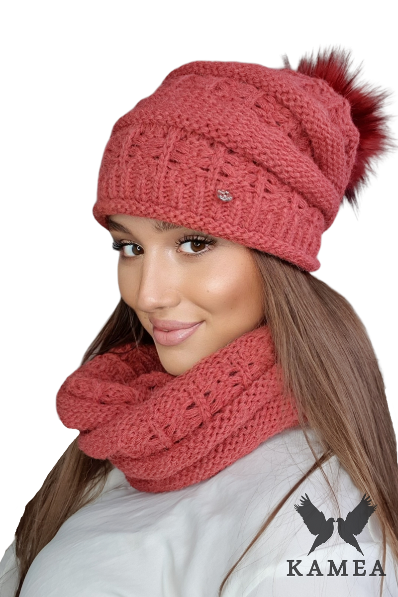 Komplet (Czapka + Komin), Model: Liana Komplet, Kolor: koralowy, Skład materiału: 40% Poliakryl; 30% Wełna; 20% Alpaka; 10% Poliamid, Przeznaczenie: Jesień/Zima, Wymiary(długość/szerokość): 48cm/33cm