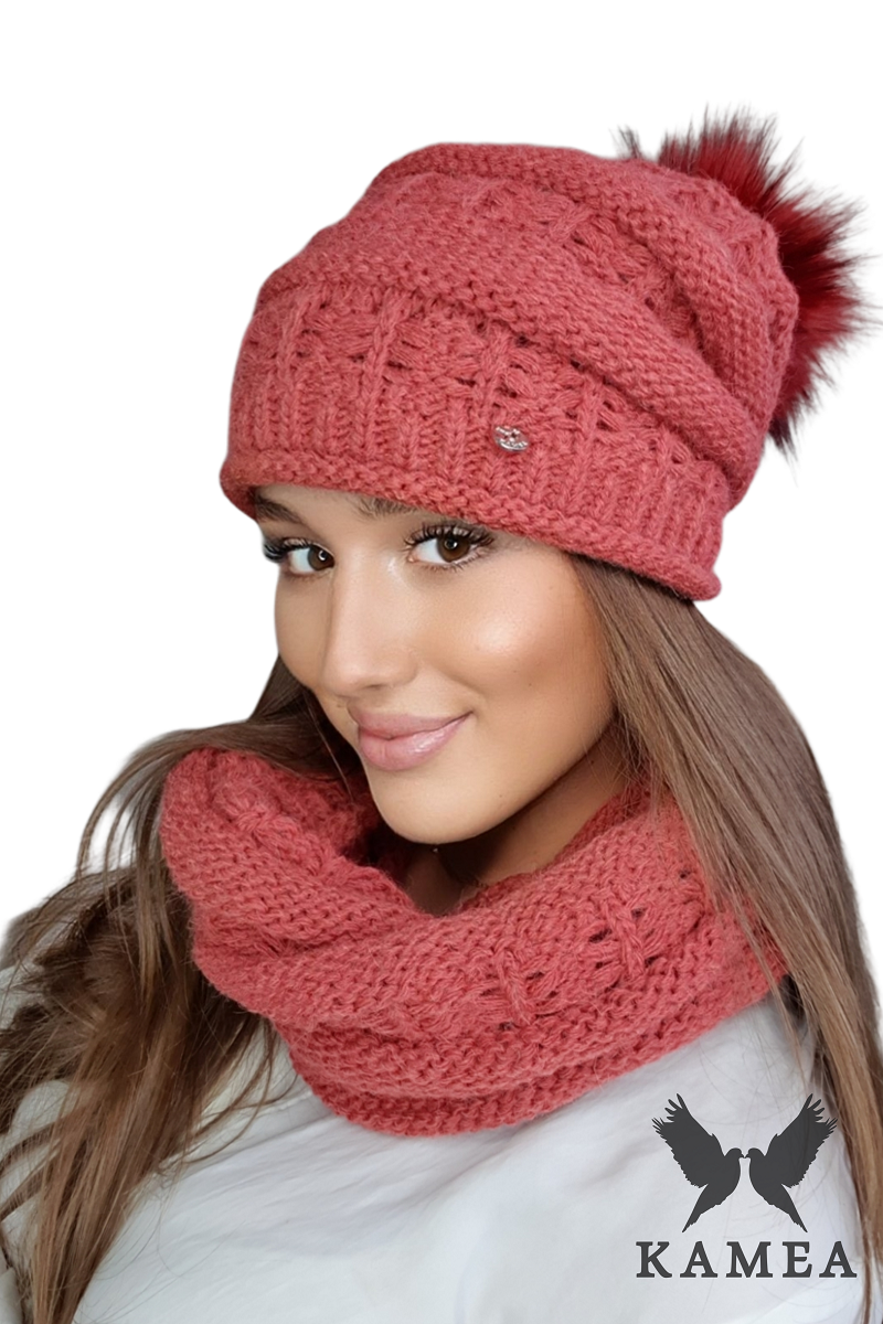 Komplet (Czapka + Komin), Model: Liana Komplet, Kolor: koralowy, Skład materiału: 40% Poliakryl; 30% Wełna; 20% Alpaka; 10% Poliamid, Przeznaczenie: Jesień/Zima, Wymiary(długość/szerokość): 48cm/33cm (Komplet (Czapka + Komin), zdjęcie 2)