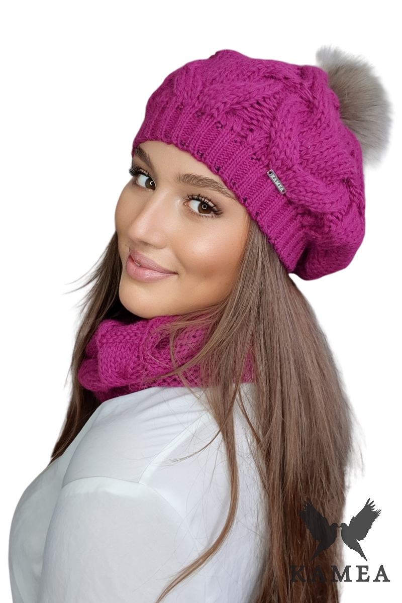 Detal czapki ZITA z futrzanym pomponem oraz kominem GITA w intensywnym kolorze fuksji | KAMEA | Spironik.pl