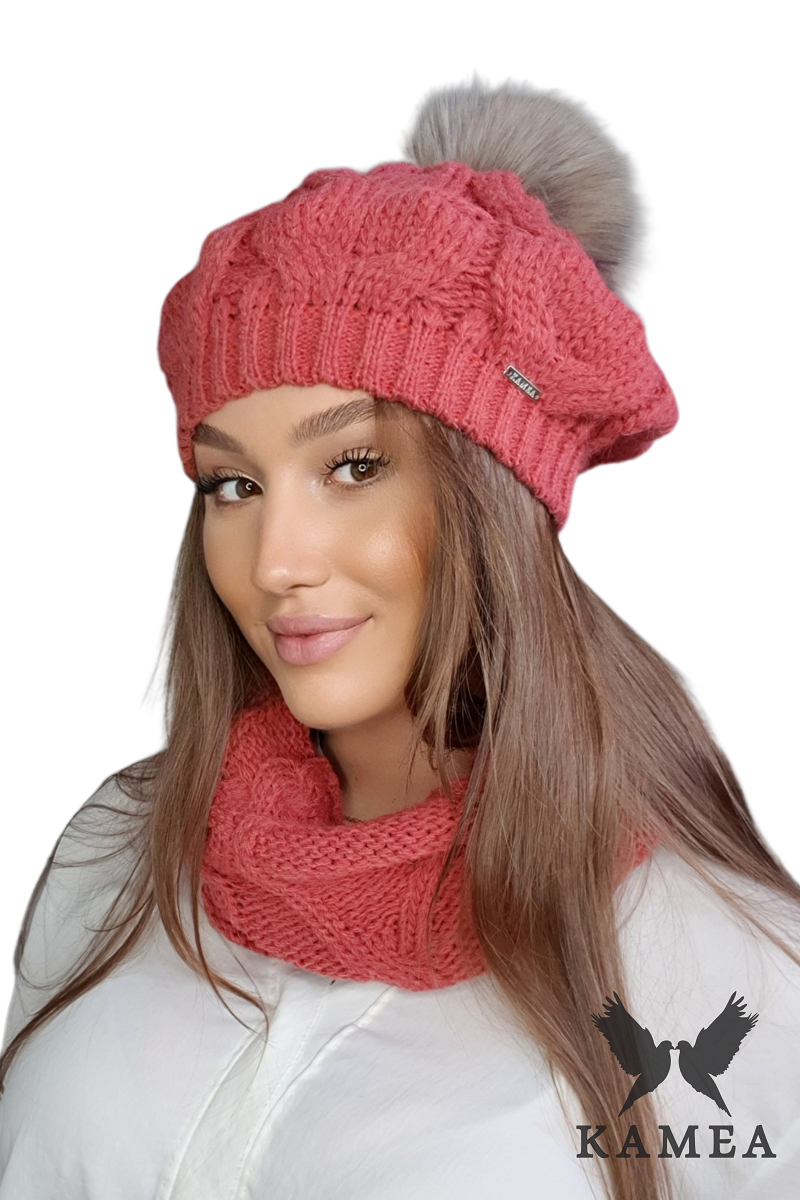Komplet (Czapka + Komin), Model: Zita-Gita-Komplet, Kolor: koralowy, Skład materiału: 40% Wełna; 24% Poliakryl; 22% Alpaka; 14% Poliamid, Przeznaczenie: Jesień/Zima, Wymiary(długość/szerokość): 40cm/30cm