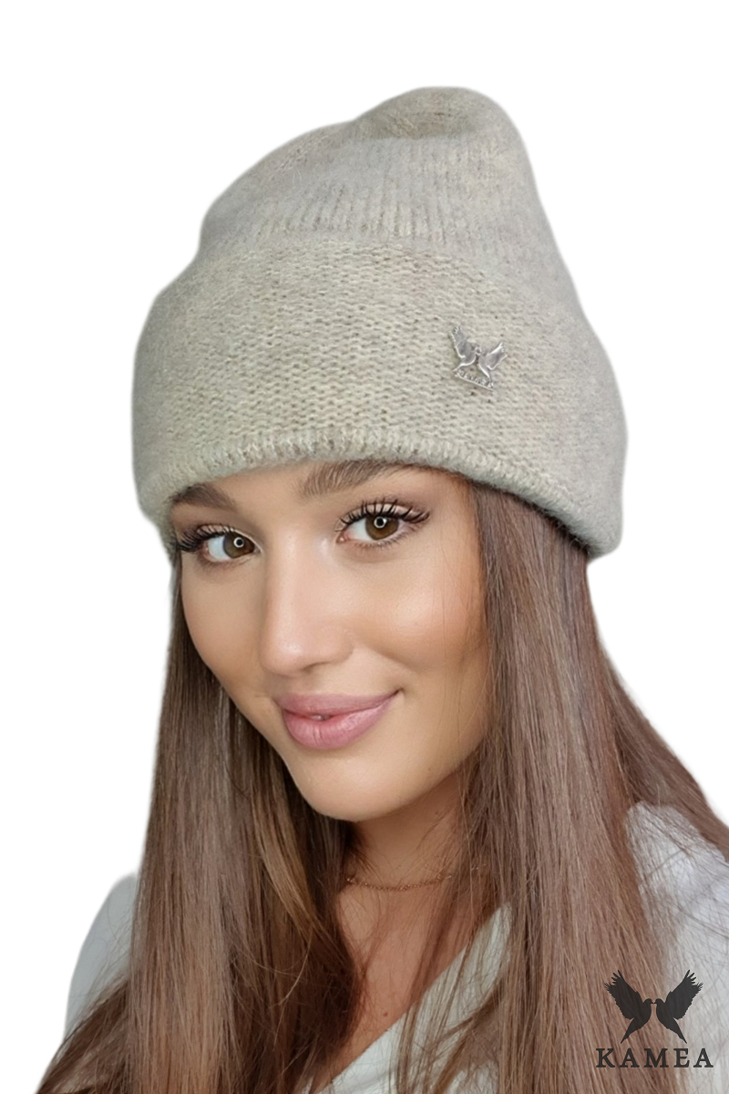 Čepice, Model: Kalifornie, Barva: béžová, Složení materiálu: 45% Polyamid; 15% Merino Vlna; 14% Polyester; 12% Kid Mohér; 12% Viskóza; 2% Elastan, Určení: Podzim/Zima, Velikost: Univerzální (54-60)