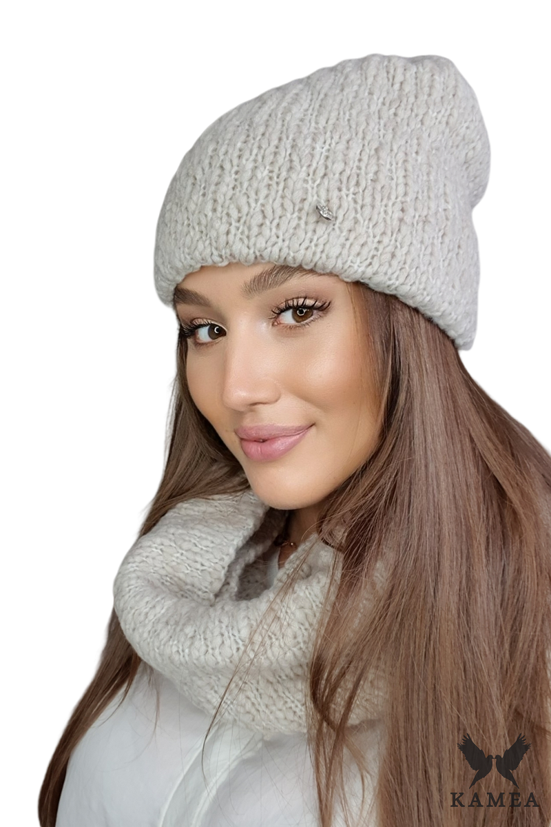 Detal wełnianej czapki LAMIA w kolorze camelowym, z artystycznym splotem i srebrnym znaczkiem | KAMEA | Spironik.pl