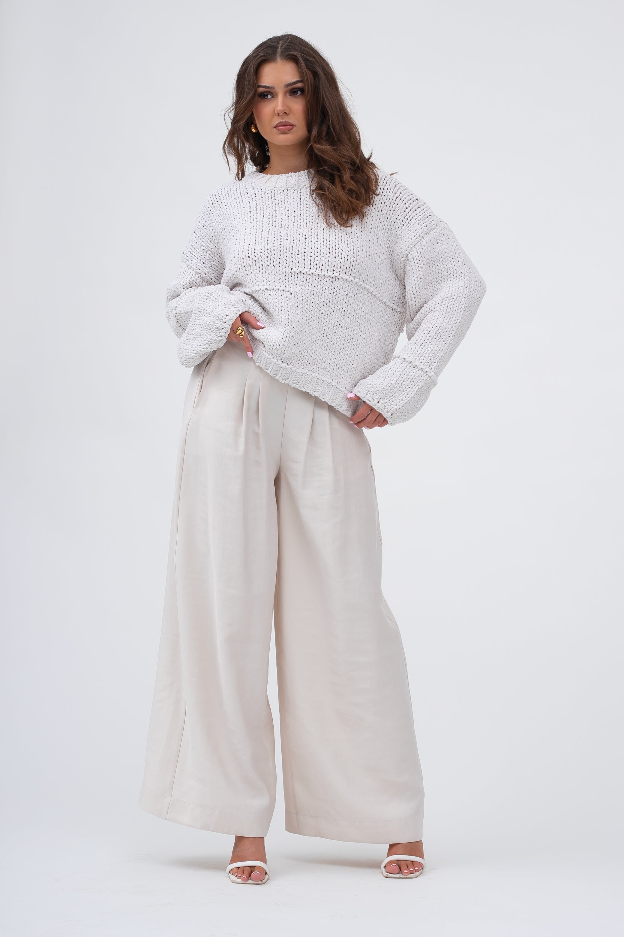 Sweter o unikalnej fakturze z gładkim splotem i swobodnie opadającymi rękawami | Bastet | Spironik.pl