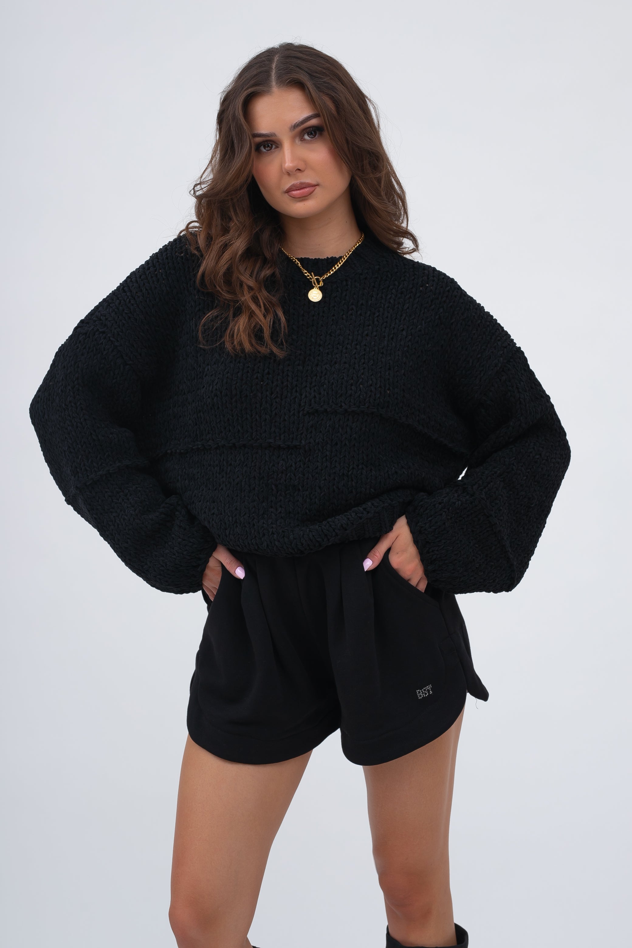 Czarny sweter o unikalnej fakturze z poziomymi wrobieniami, dodający lekkości sylwetce | Bastet | Spironik.pl