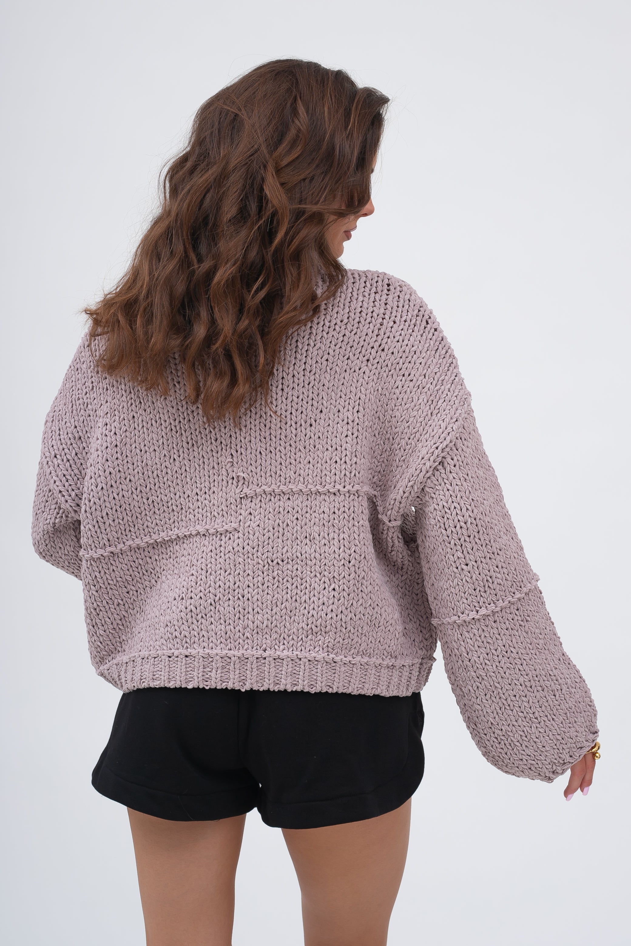 Gruby sweter z szerokimi rękawami, idealny do noszenia na co dzień w chłodniejsze dni | Bastet | Spironik.pl