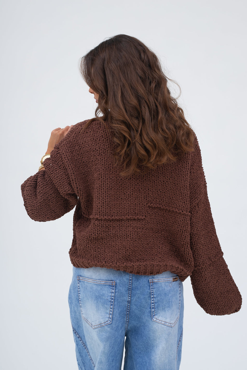 Modny sweter w kolorze brązowym, idealny do stylizacji z wysokim stanem | Bastet | Spironik.pl