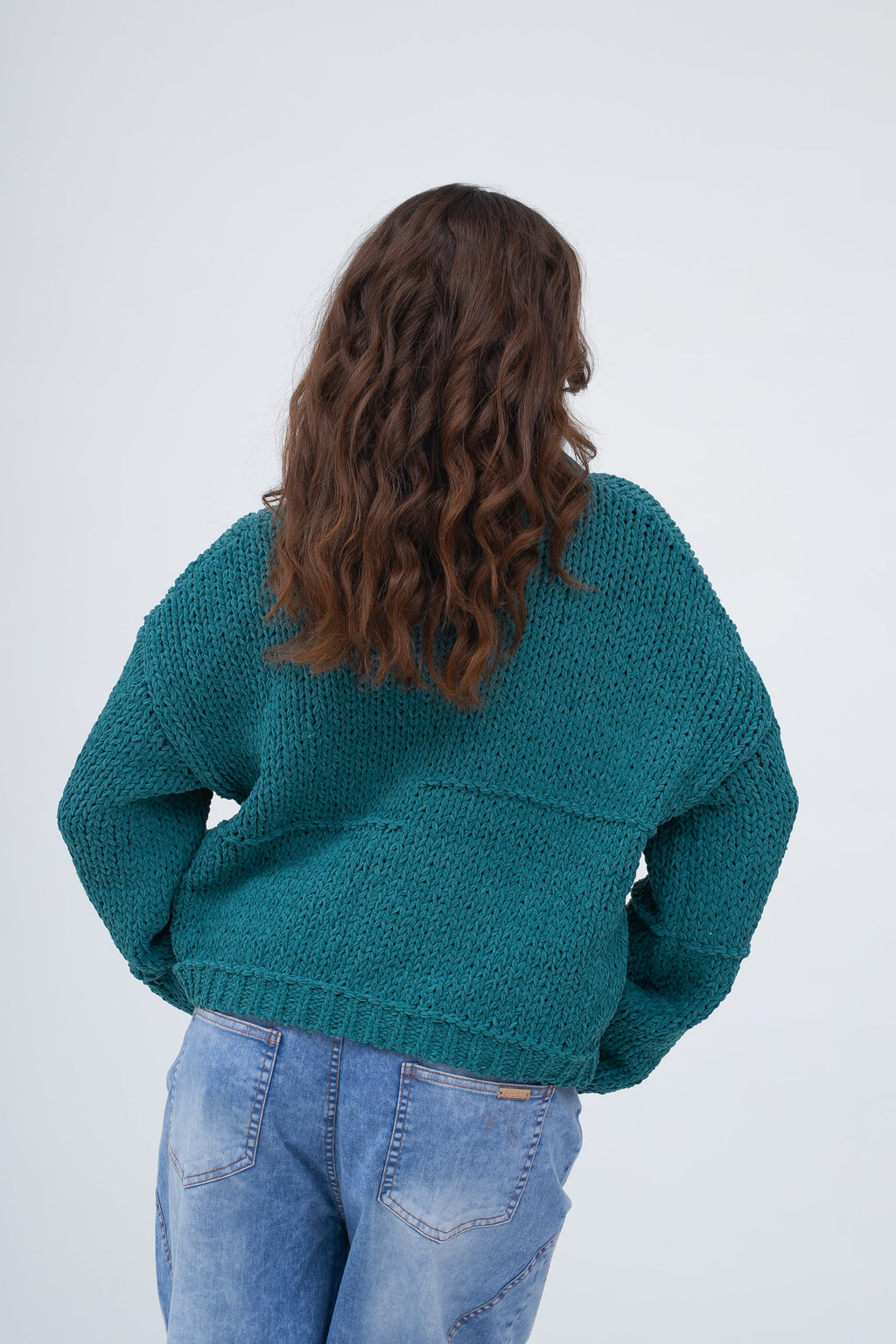 Zielony sweter cropped z luźnym krojem i półokrągłym dekoltem | Bastet | Spironik.pl