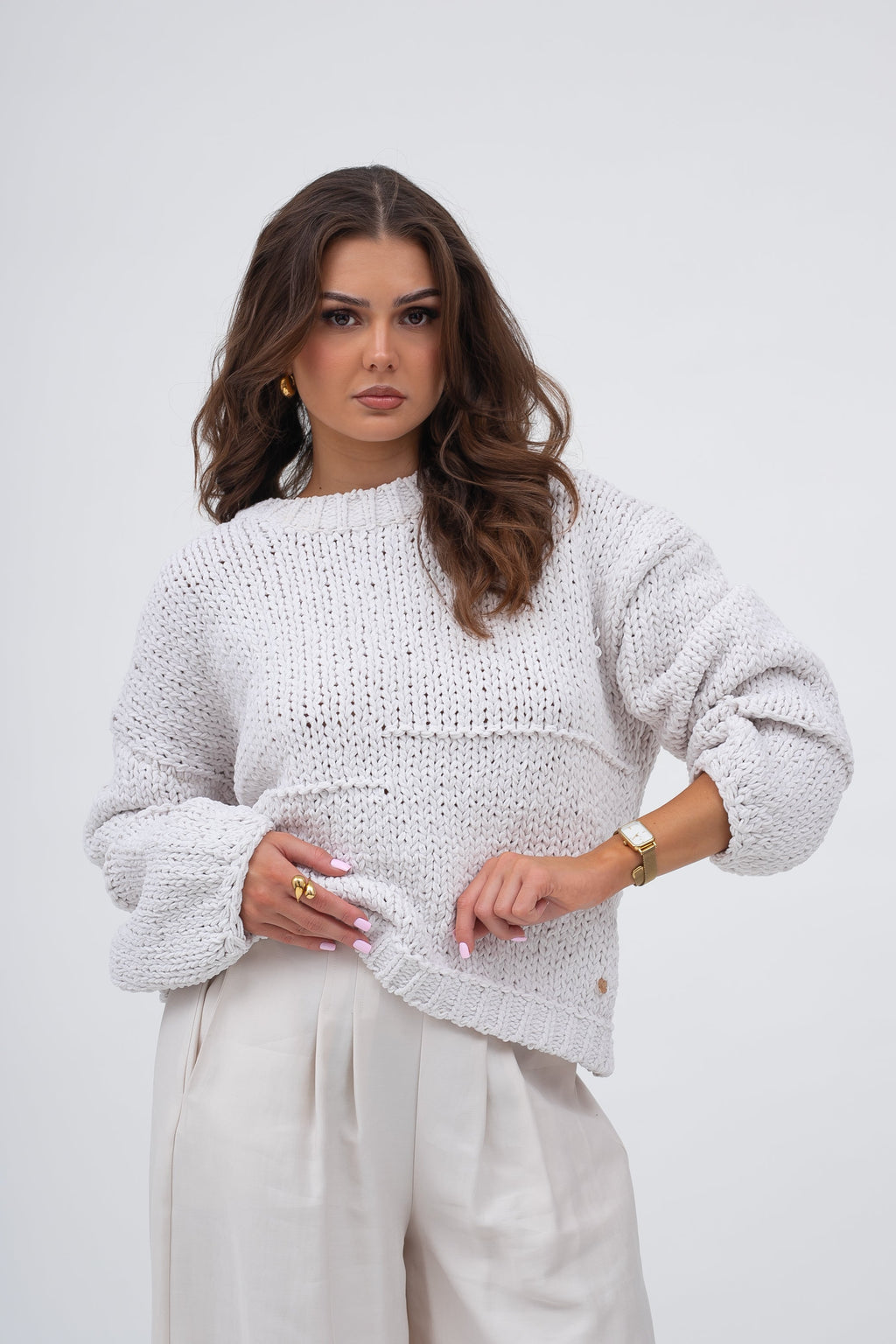 Krótki sweter o grubym splocie w kolorze ecru z poziomymi wrobieniami i luźnym krojem | Bastet | Spironik.pl