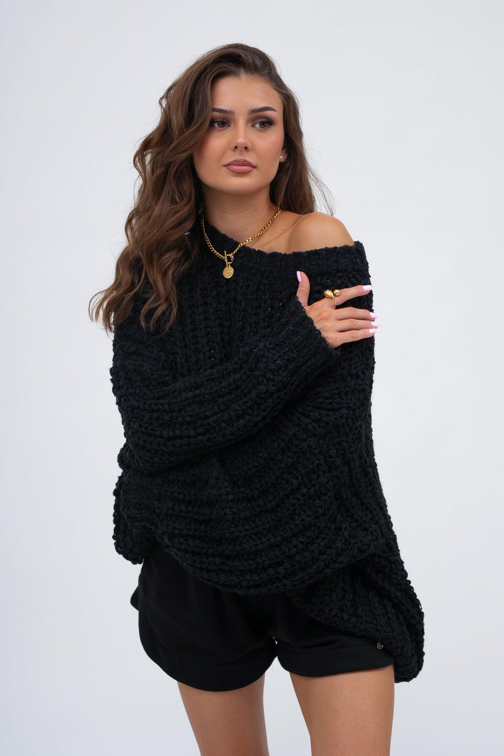 Luźny sweter CLOUD w czerni, z długim rękawem i ściągaczem, idealny na spotkania z przyjaciółmi | Bastet | Spironik.pl