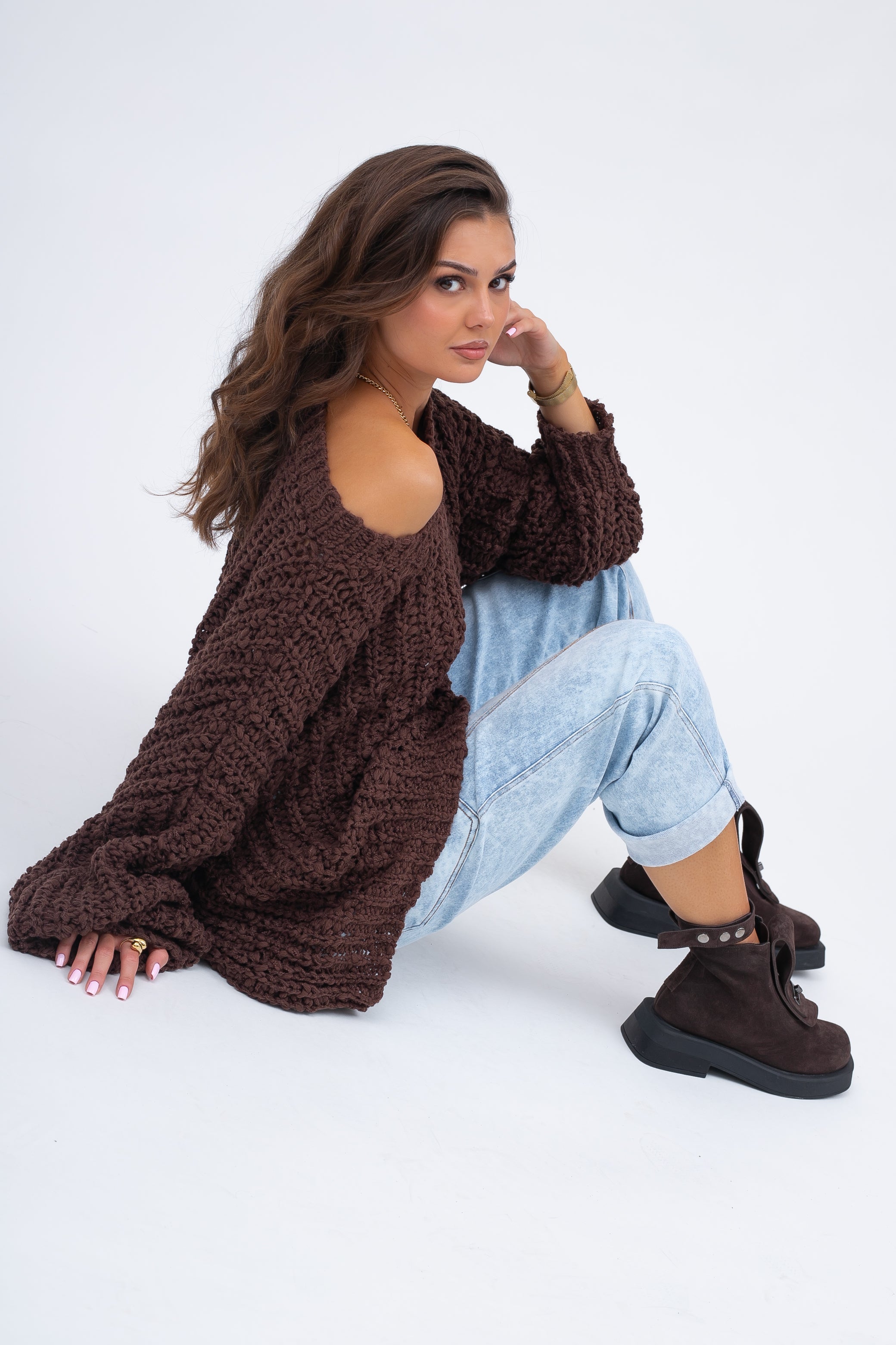 Brązowy sweter oversize z długim rękawem, wykonany z przyjemnej w dotyku mieszanki włókien | Bastet | Spironik.pl