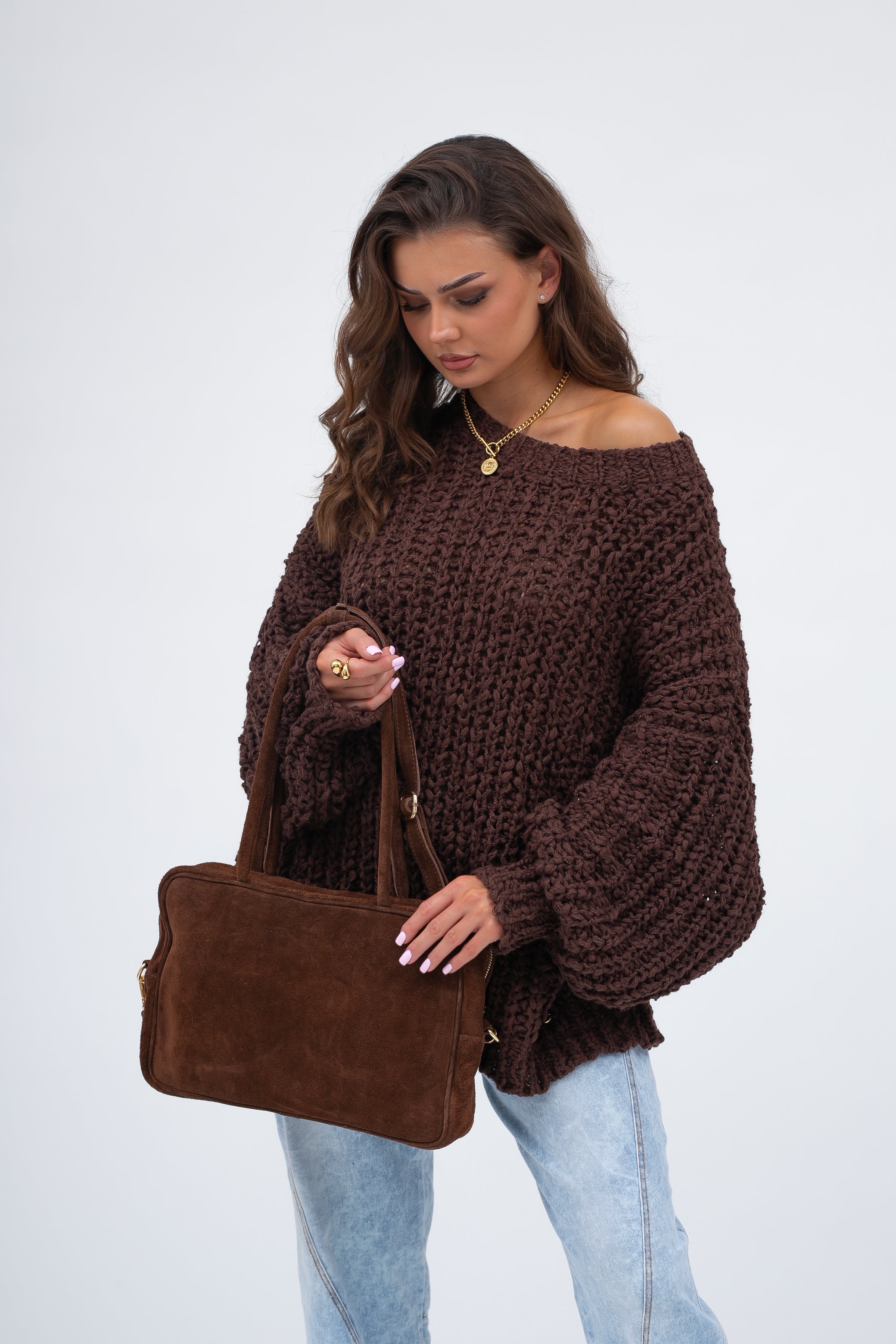 Luźny sweter w brązowym kolorze, idealny do jeansów lub zwiewnych sukienek na co dzień | Bastet | Spironik.pl