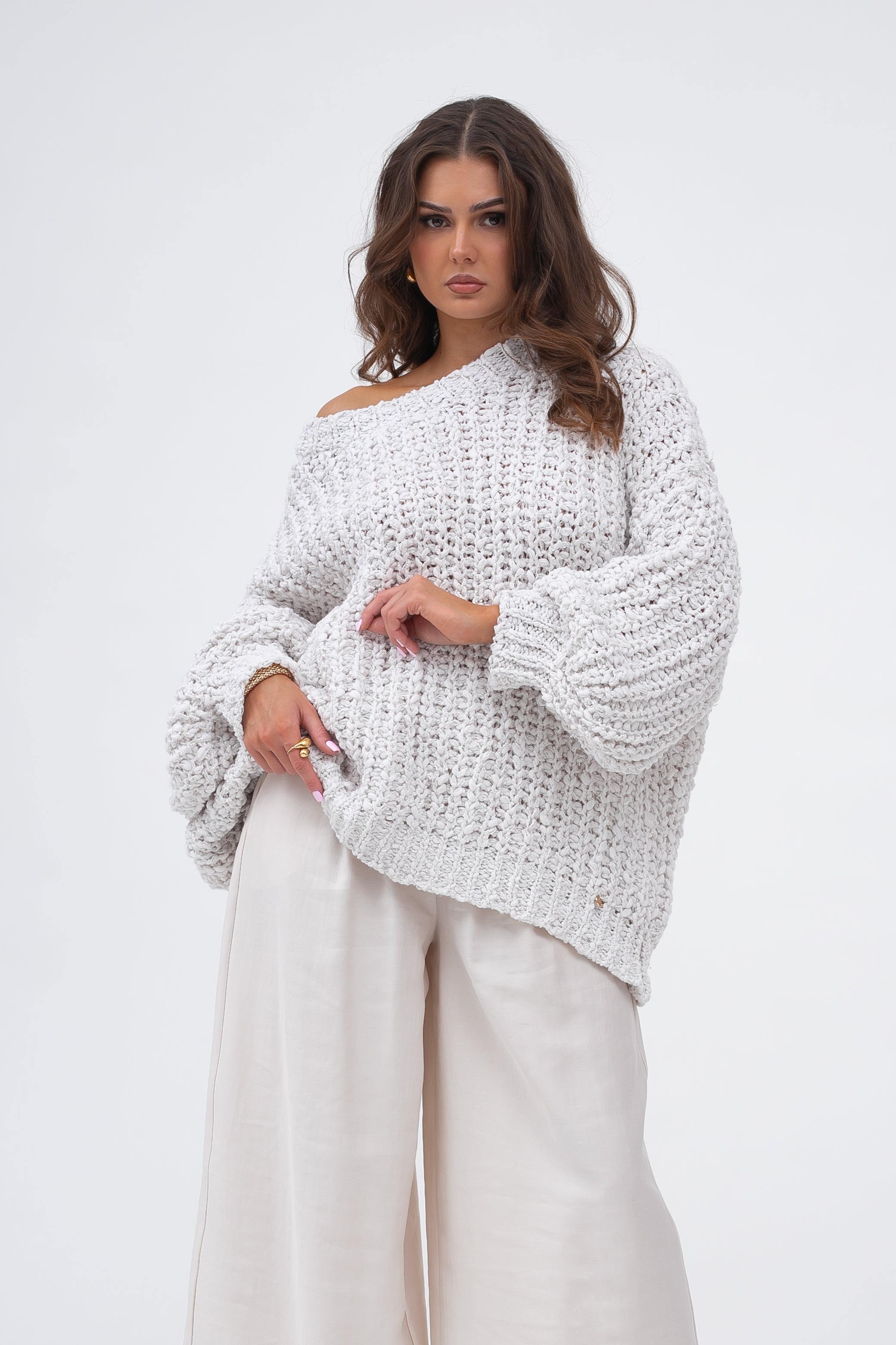 Oversize'owy sweter CLOUD z długim rękawem, stworzony z myślą o wygodzie i modnym wyglądzie | Bastet | Spironik.pl