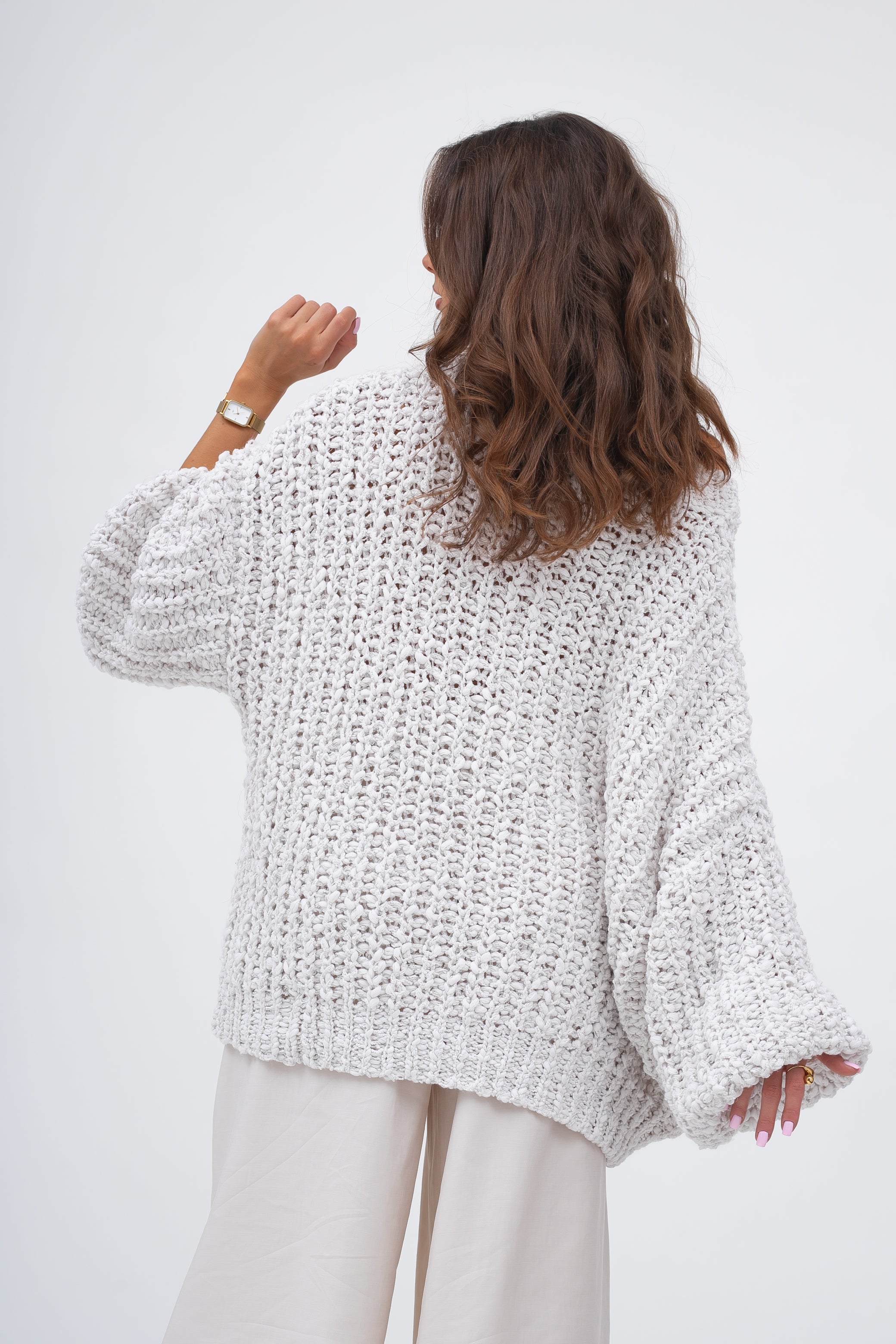 Sweter CLOUD o luźnym kroju i półokrągłym dekolcie, doskonały do codziennych stylizacji | Bastet | Spironik.pl