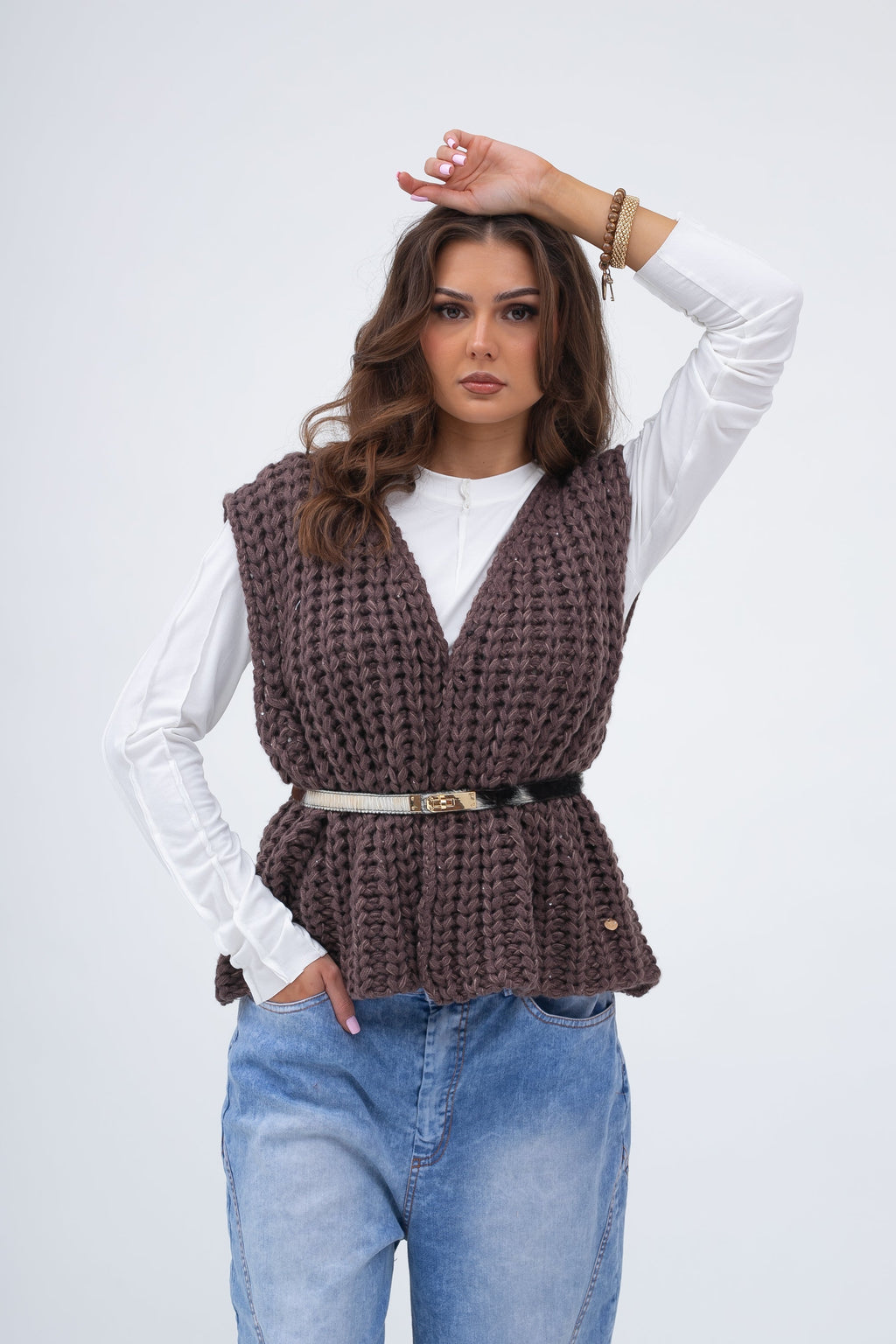 Gruby splot kardiganu COZY w kolorze Mleczna czekolada przyciąga wzrok i dodaje stylu każdej stylizacji | Bastet | Spironik.pl