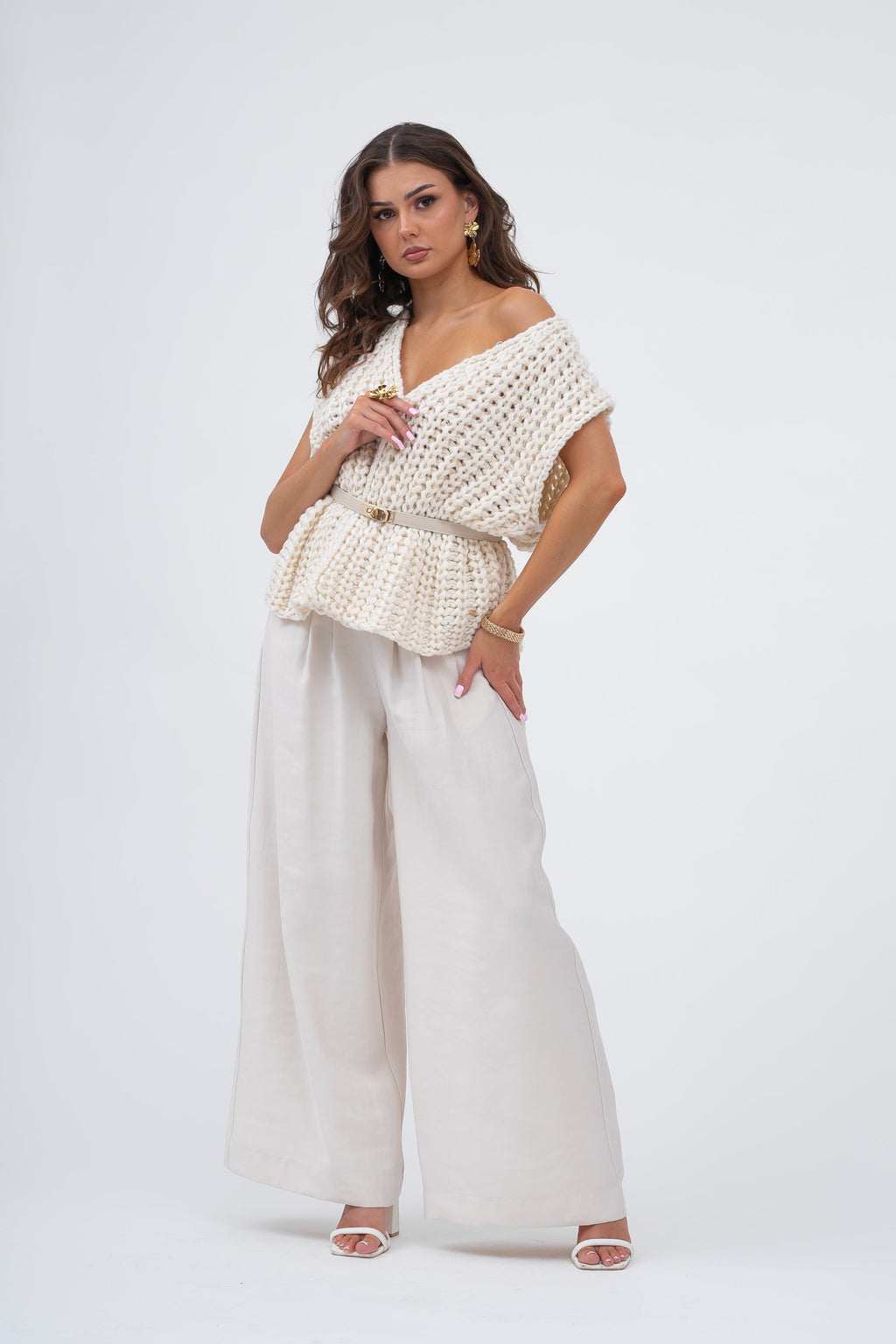 Luźny kardigan o oversize'owym kroju, wykonany z miękkiej przędzy w kolorze ecru | Bastet | Spironik.pl