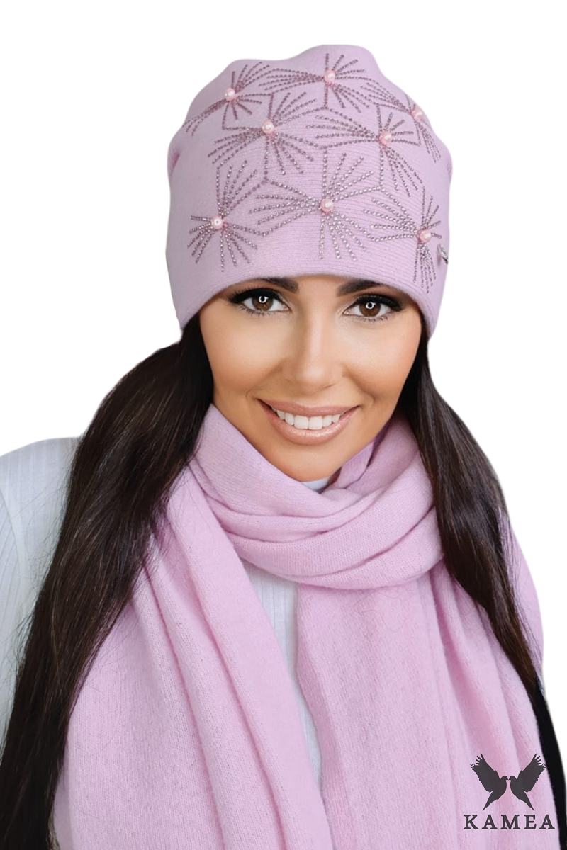 Detal zimowej czapki HUMA, ukazujący lśniący wzór oraz fakturę materiału w kolorze różowym | KAMEA | Spironik.pl