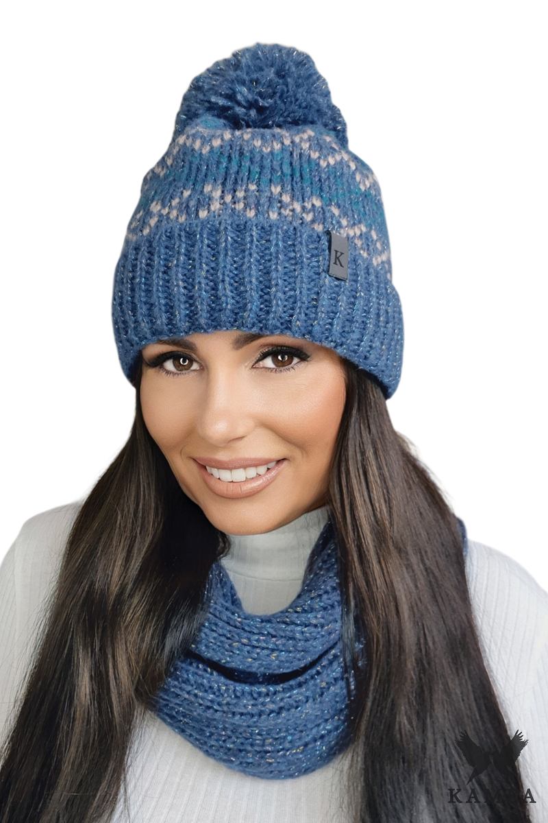 Komplet (Czapka+ Komin), Model: Margerita-Komplet, Kolor: jeansowy, Skład materiału: 45% Akryl; 19% Wełna; 14% Poliamid; 13% Poliester; 9% Metallic; Podszewka: 100% Poliester, Rozmiar: Uniwersalny (54-60)