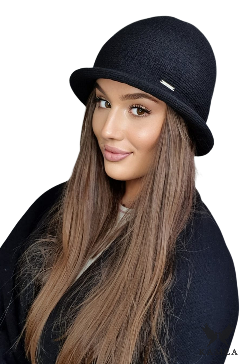 Kapelusz Damski, Model: Munira, Kolor: czarny, Skład materiału: 50% Akryl; 30% Wełna; 10% Wiskoza; 10% Alpaka, Przeznaczenie: Jesień/Zima, Rozmiar: Uniwersalny (54-60)