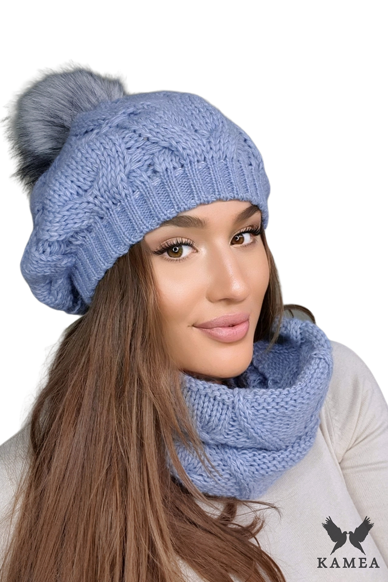 Detal czapki ZITA z futrzanym pomponem oraz grube sploty materiału komina GITA w kolorze miodowym | KAMEA | Spironik.pl