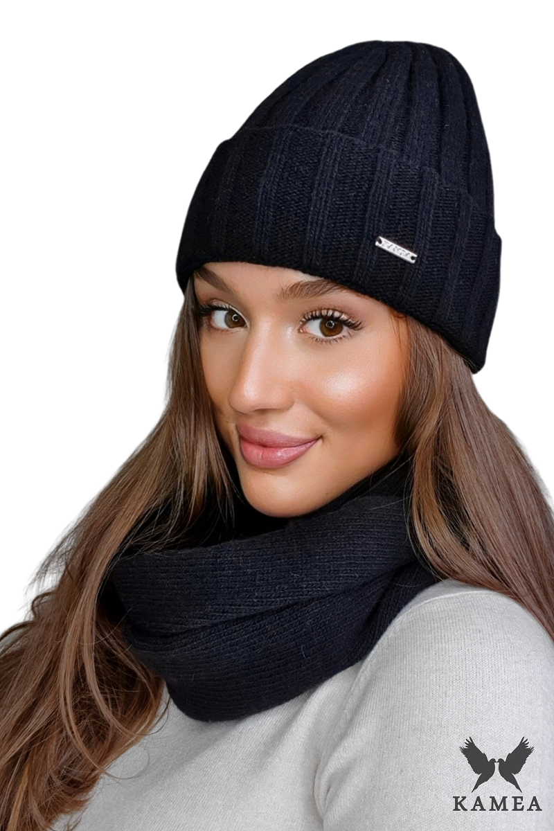 Komplet (Czapka+ Komin), Model: Tahira-Komplet, Kolor: czarny, Skład materiału: 80% Wełna; 20% Poliamid, Rozmiar: Uniwersalny (54-60)