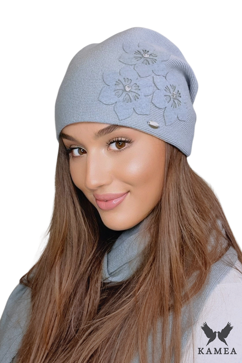 Čepice, Model: Teona, Barva: šedá, Složení materiálu: 40% Akryl; 25% Viskóza; 20% Vlna; 15% Elastan, Určení: Podzim/Zima, Velikost: Univerzální (54-60)